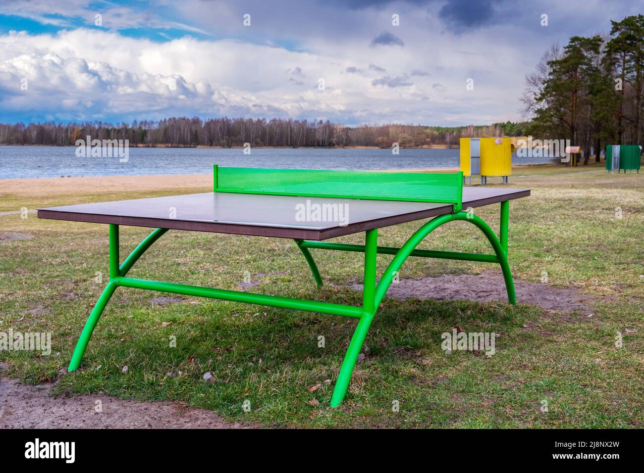Tisch für eine Partie Tennis an einem leeren Strand Stockfoto