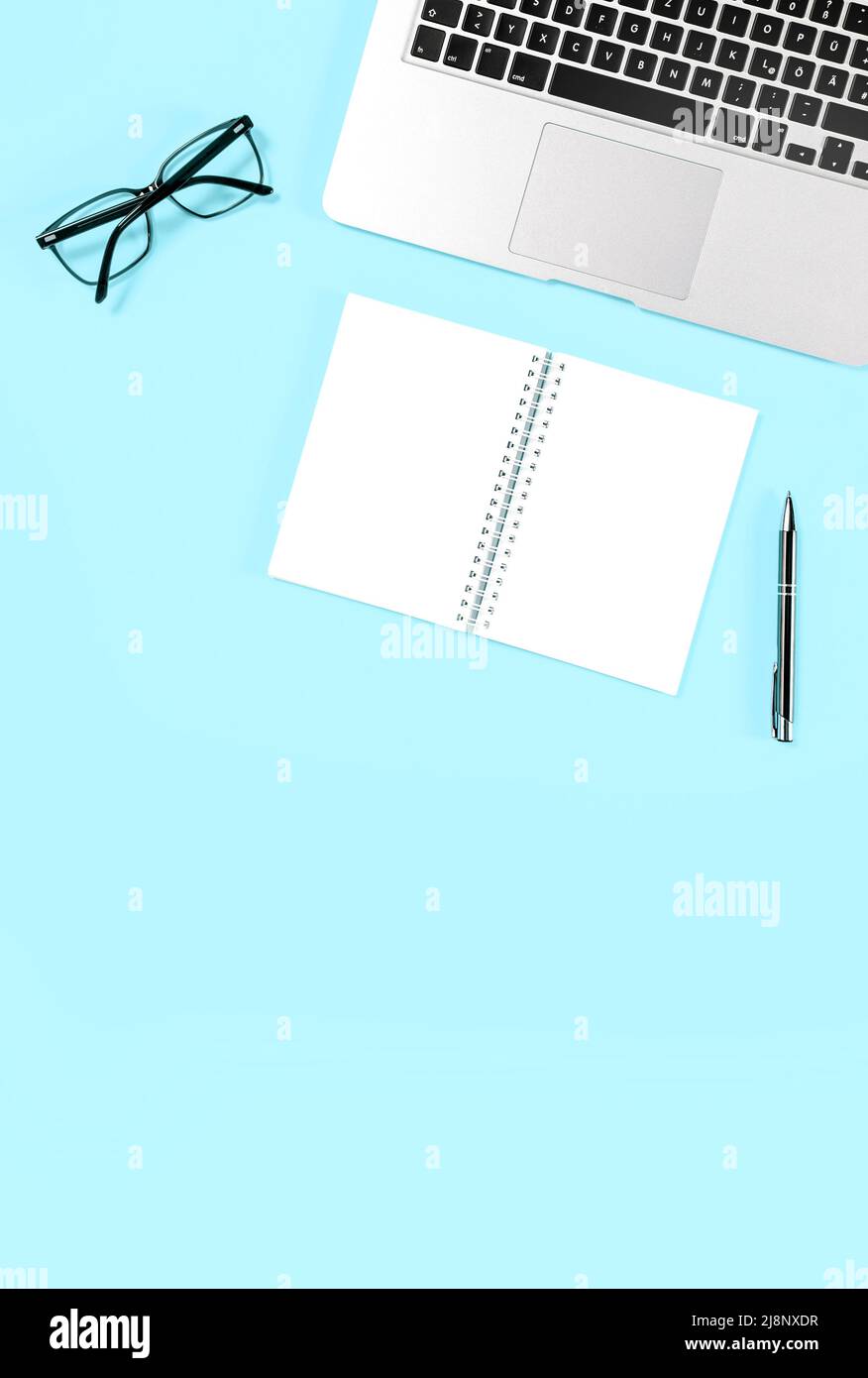 Office Flat Lay-Vorlage. Notebook-Stift auf blauem Hintergrund Stockfoto