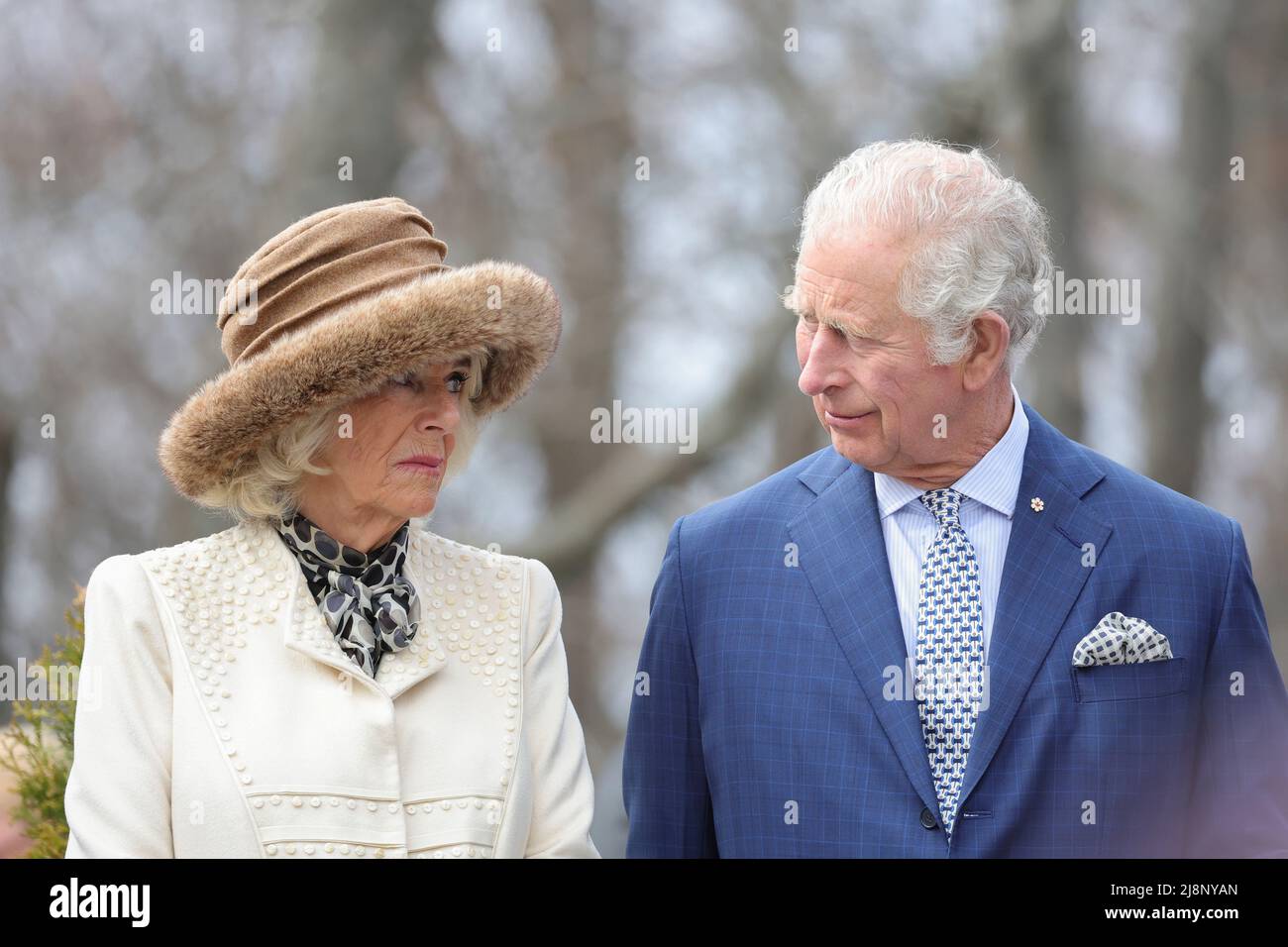 Der Prinz von Wales und die Herzogin von Cornwall nehmen an einer Zeremonie im Herzgarten im Government House in St. John's, Neufundland und Labrador Teil, während ihrer dreitägigen Reise nach Kanada anlässlich des Platin-Jubiläums der Königin. Bilddatum: Dienstag, 17. Mai 2022. Stockfoto
