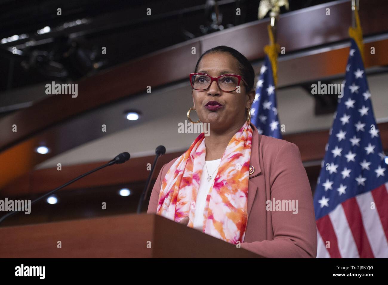 Washington, Usa. 17.. Mai 2022. Der Republikaner Jahana Hayes, D-CT, spricht am Dienstag, dem 17. Mai 2022, während einer Pressekonferenz über die Gesetzgebung zur Bekämpfung des Mangels an Babyformeln im US-Kapitol in Washington, DC. Foto von Bonnie Cash/UPI Credit: UPI/Alamy Live News Stockfoto