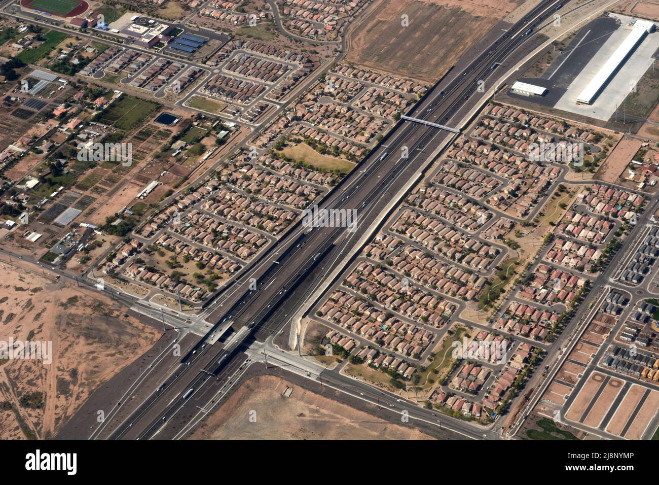 Eine Ansicht der Arizona State Route 202, flankiert von Wohnsiedlungen in Phoenix, Arizona. Stockfoto