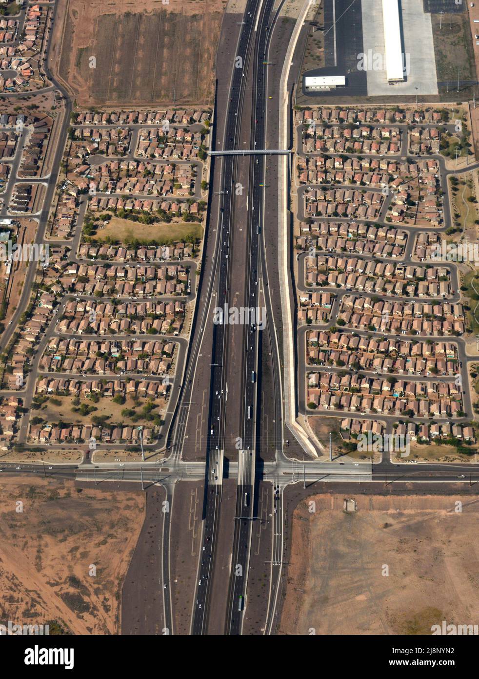 Eine Ansicht der Arizona State Route 202, flankiert von Wohnsiedlungen in Phoenix, Arizona. Stockfoto