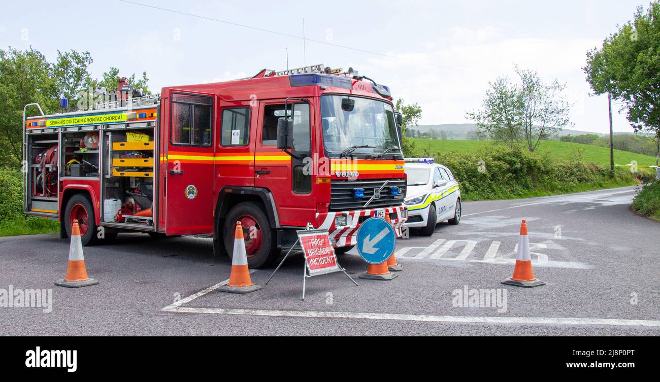 Feuerwehrauto und Garda Polizeiauto blockieren eine Straße Irish Emergency Services Stockfoto