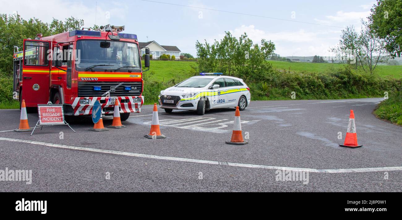 Feuerwehrauto und Garda Polizeiauto blockieren eine Straße Irish Emergency Services Stockfoto