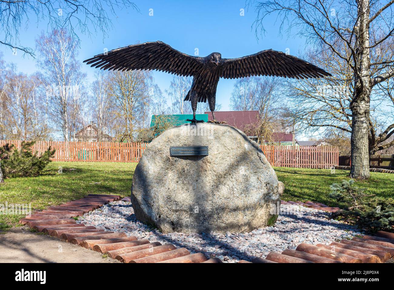 Staraya Ladoga, Russland - 6. Mai 2022: Skulptur Bronze Falke auf der Varjaschskaja Straße, älteste in Russland. Dies ist ein Symbol des Wappens von St. Stockfoto