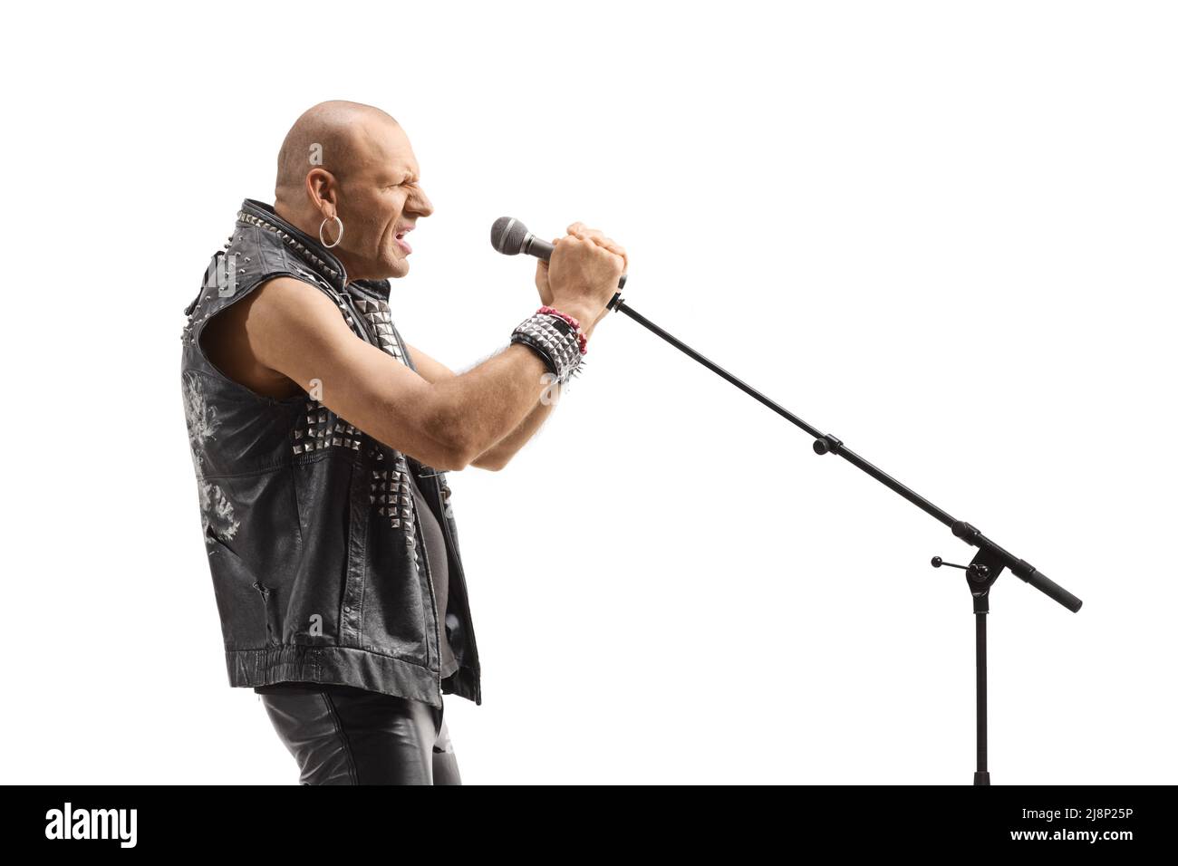 Männlicher Sänger, der Rock auf einem Mikrofon auf weißem Hintergrund abgibt Stockfoto