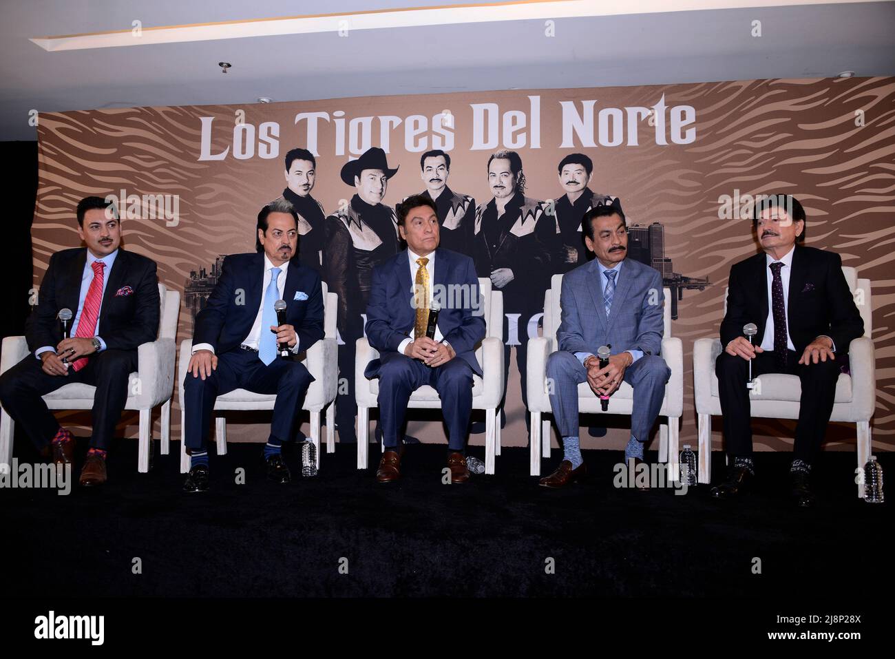 Mexiko-Stadt, Mexiko-Stadt, Mexiko. 17.. Mai 2022. (L-R) Luis HernÃ¡ndez, HernÃ¡n HernÃ¡ndez, Jorge HernÃ¡ndez, RaÃºl HernÃ¡ndez, „Car Lara-Integranten der Band Tigres del Norte während der Pressekonferenz zur Veröffentlichung des Albums „˜La Reunion“ im Presidente Intercontinental Hotel. Am 17. Mai 2022 in Mexiko-Stadt, Mexiko. (Bild: © Carlos Tischler/eyepix via ZUMA Press Wire) Stockfoto