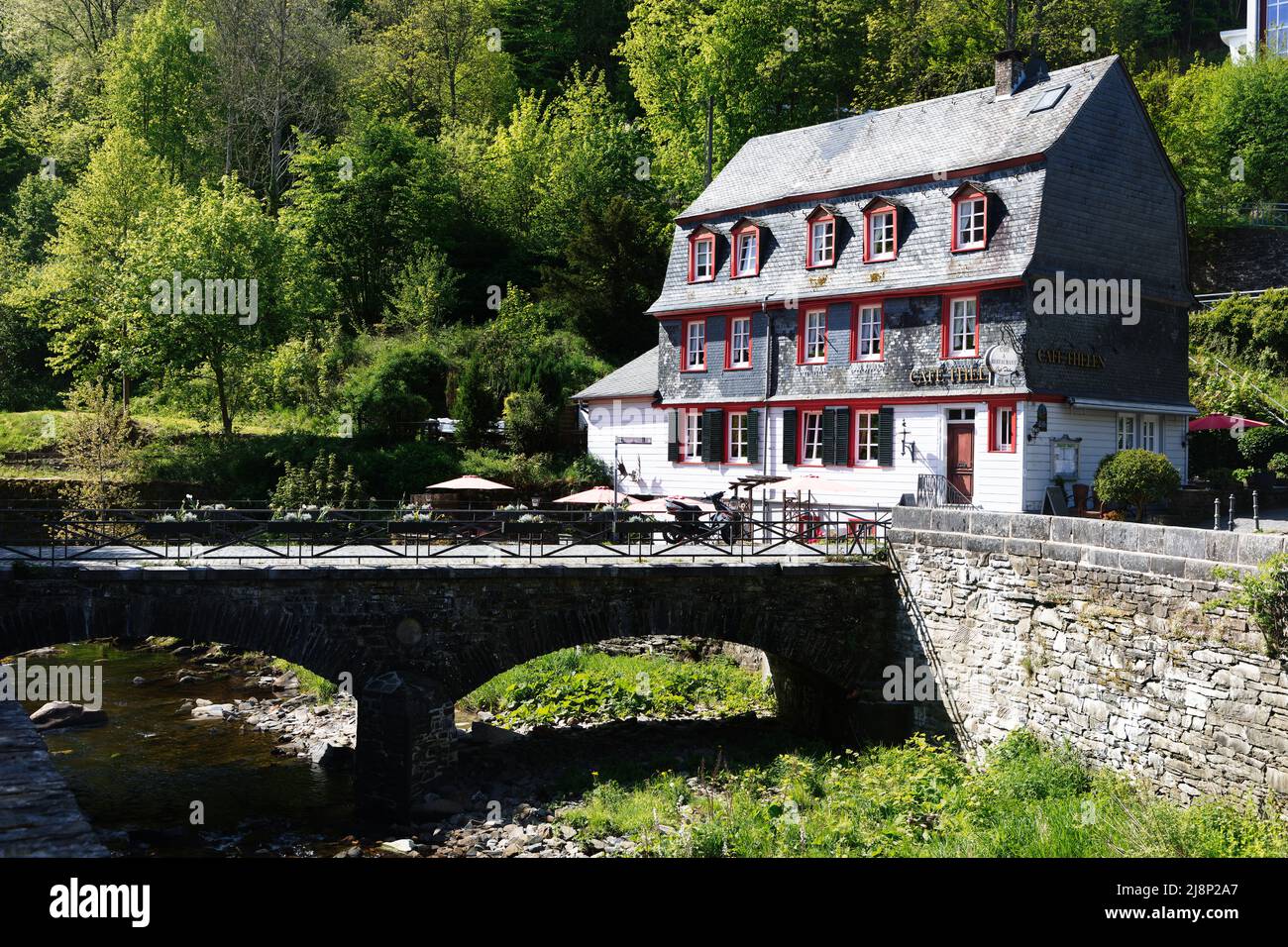 Café Thelen mit Brücke über die Ruhr in Monschau Stockfoto