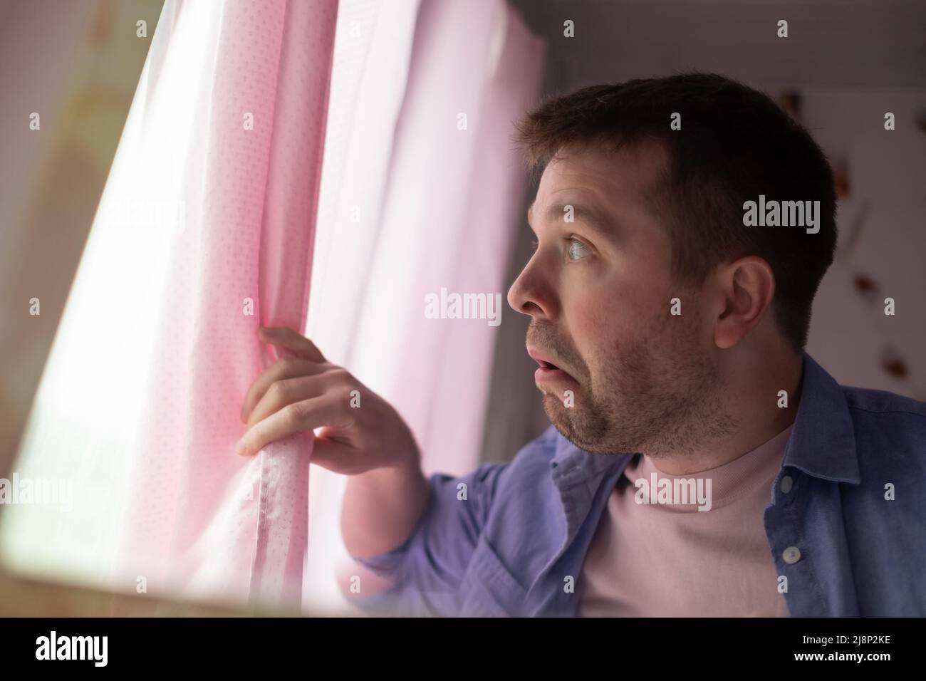 Ängstlicher kaukaisischer Mann fühlen sich nervös pessimistischer Blick auf das Fenster Warten Sie, bis jemand psychische Probleme hat Denken Sie an den Tod. Stockfoto