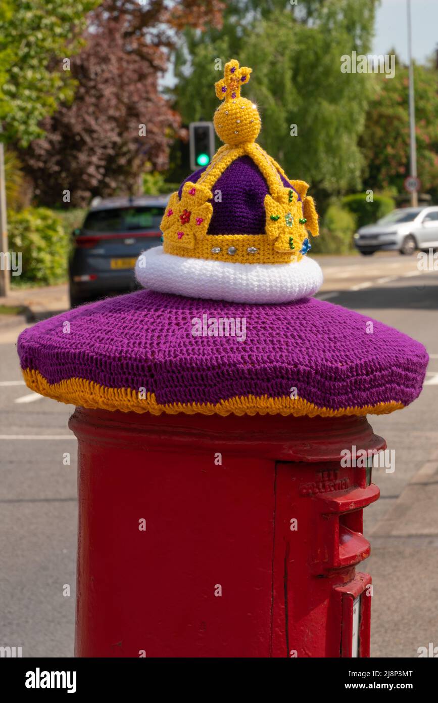 Rot, Briefkasten, Briefkasten, gehäkelt, Royal Mail, Wollige Hüte, handgestrickt, Säulenboxen, Lincoln City, Queens Jubilee, Königskrone, Häkeln, Stricken. Stockfoto