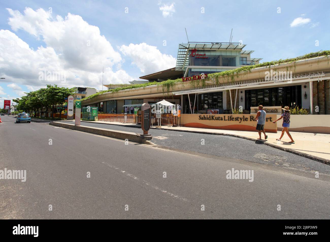 Blick auf Jalan Pantai Kuta oder die Kuta Beach Road in der Nähe des Beachwalk Shopping Centers in Kuta Bali im Jahr 2022 während der Pandemie mit wenigen Menschen. Stockfoto
