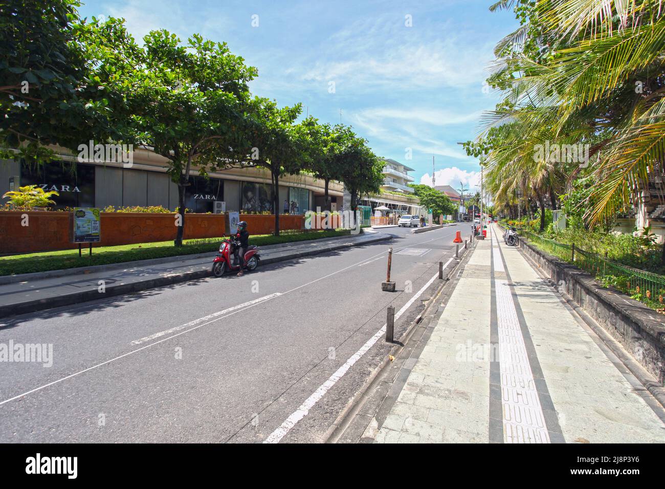 Blick auf Jalan Pantai Kuta oder die Kuta Beach Road in der Nähe des Beachwalk Shopping Centers in Kuta Bali im Jahr 2022 während der Pandemie mit wenigen Menschen. Stockfoto