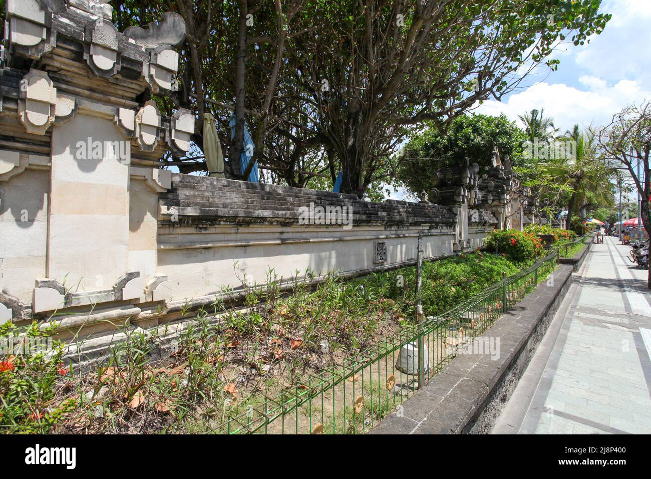 Blick auf Jalan Pantai Kuta oder die Kuta Beach Road in der Nähe des Beachwalk Shopping Centers in Kuta Bali im Jahr 2022 während der Pandemie mit wenigen Menschen. Stockfoto