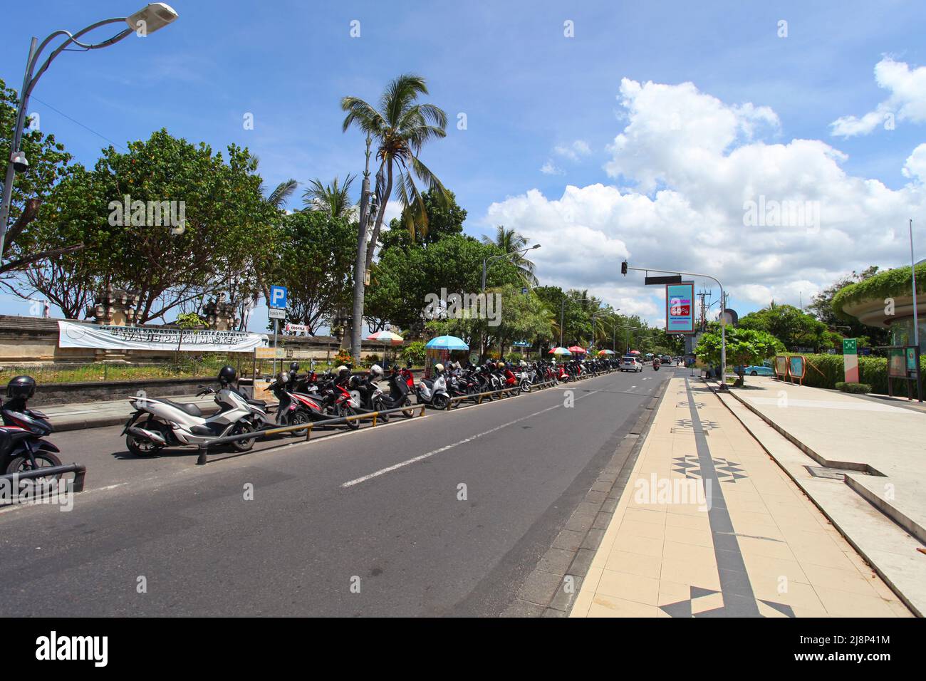 Blick auf Jalan Pantai Kuta oder die Kuta Beach Road in der Nähe des Beachwalk Shopping Centers in Kuta Bali im Jahr 2022 während der Pandemie mit wenigen Menschen. Stockfoto