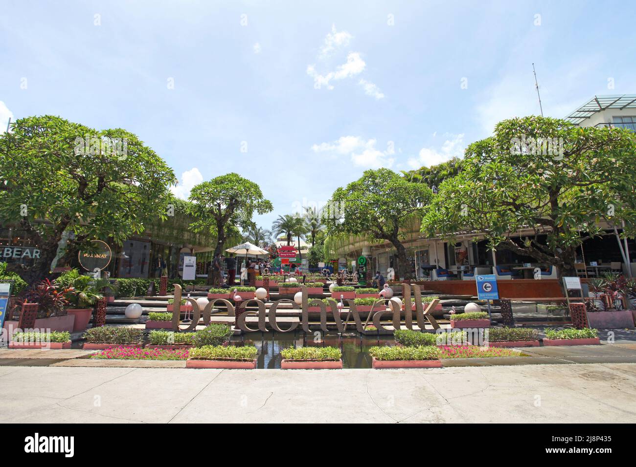 Blick auf die Jalan Pantai Kuta oder die Kuta Beach Road und das Beachwalk Shopping Center in Kuta Bali im Jahr 2022 während der Pandemie mit wenigen Menschen. Stockfoto