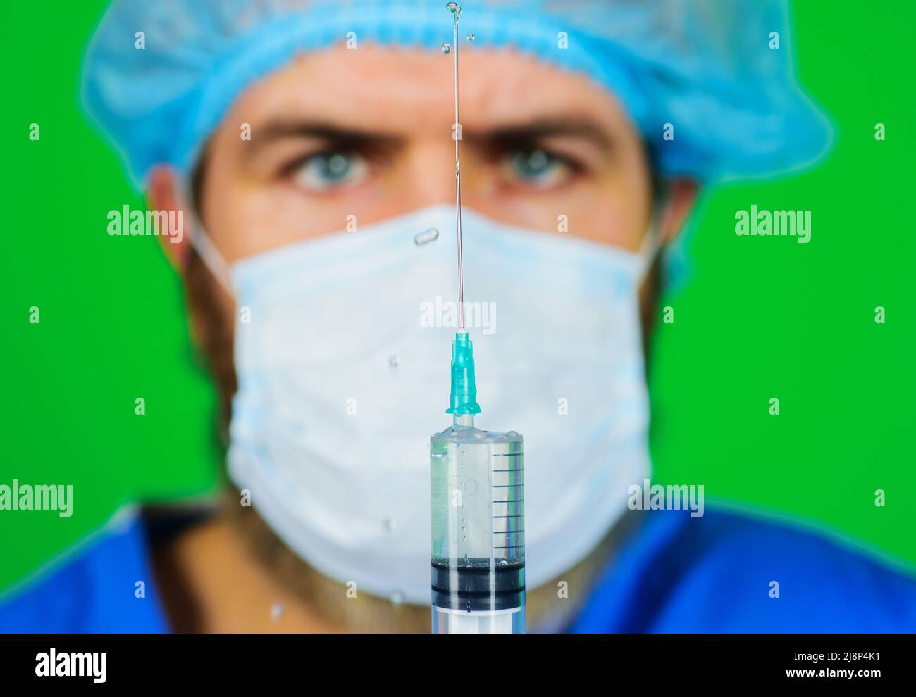 Arzt oder Krankenschwester mit Spritze, die sich für die Injektion vorbereitet. COVID-19-Impfstoff. Impfungen und Impfungen. Stockfoto