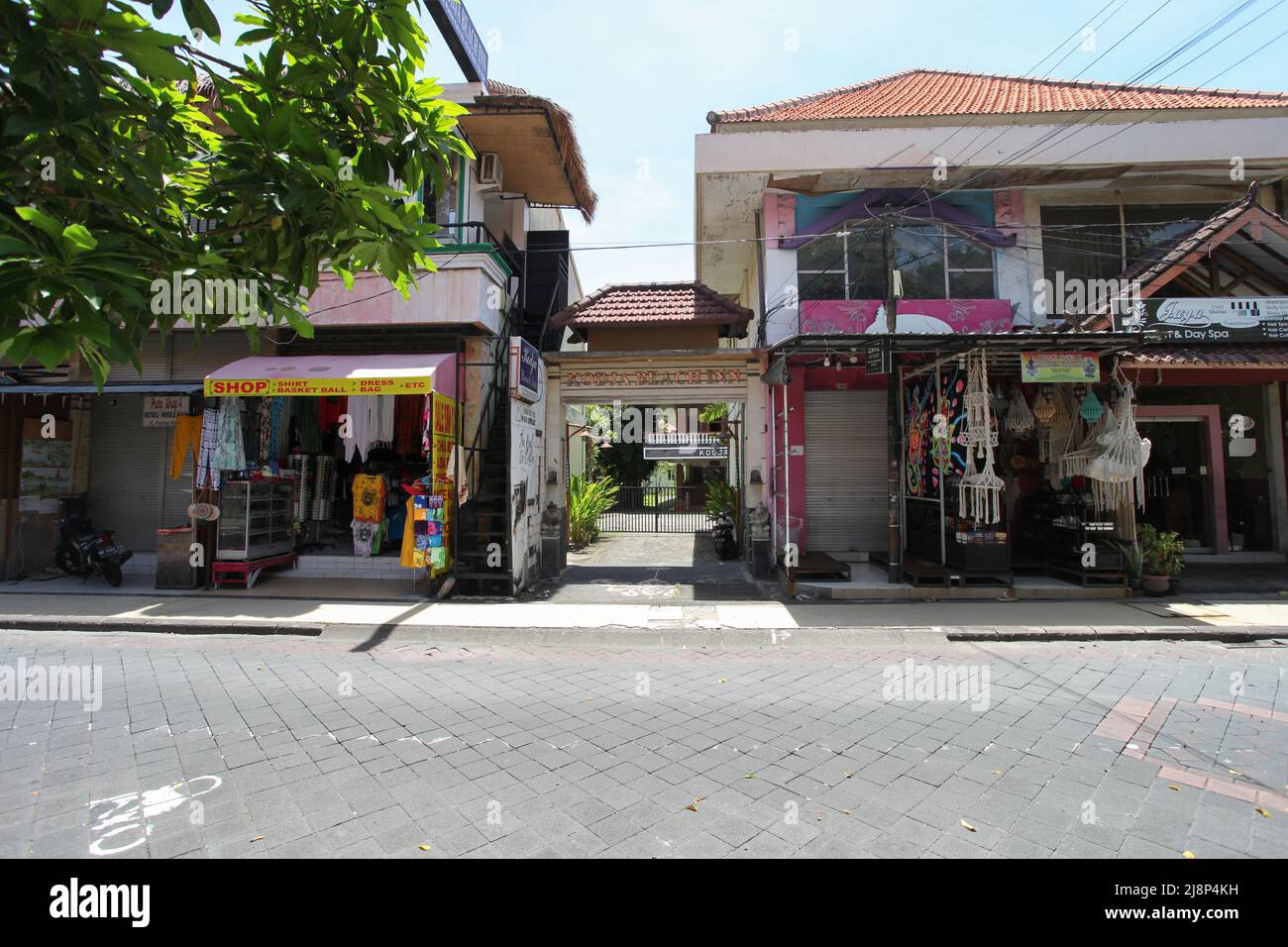 Jalan Pantai Kuta von der Kuta Beach Road während der Coronavirus-Pandemie, ohne in Sicht zu sein, in Kuta, Bali, Indonesien. Stockfoto