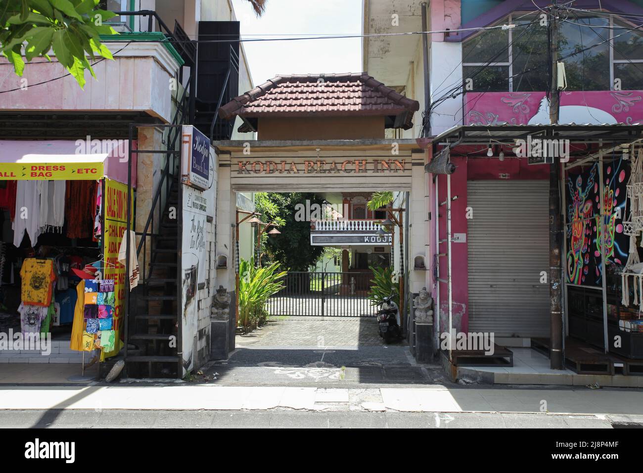 Jalan Pantai Kuta von der Kuta Beach Road während der Coronavirus-Pandemie, ohne in Sicht zu sein, in Kuta, Bali, Indonesien. Stockfoto