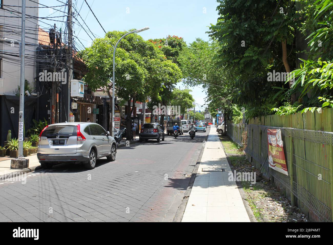 Jalan Pantai Kuta von der Kuta Beach Road während der Coronavirus-Pandemie, ohne in Sicht zu sein, in Kuta, Bali, Indonesien. Stockfoto