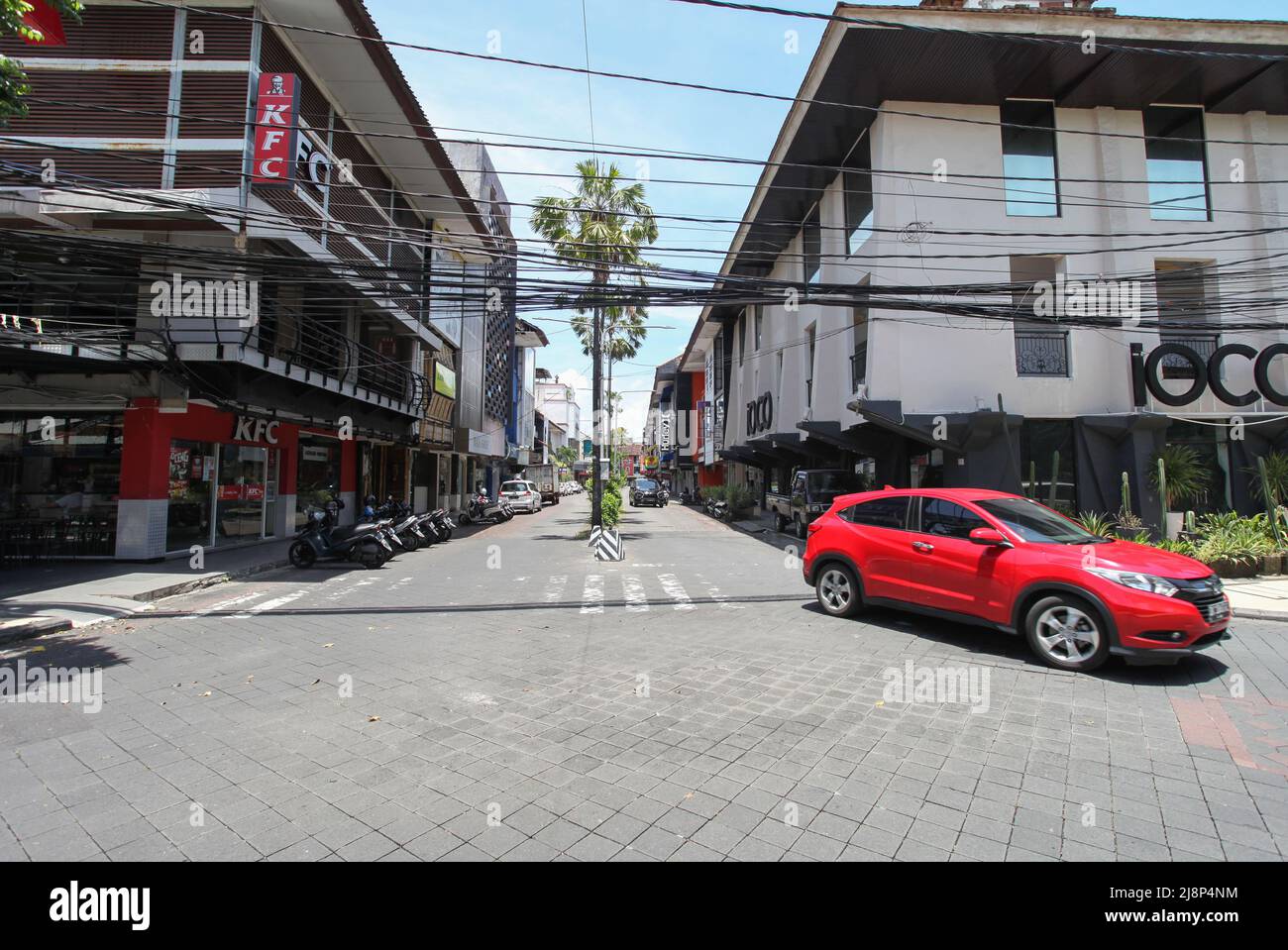 Jalan Pantai Kuta von der Kuta Beach Road während der Coronavirus-Pandemie, ohne in Sicht zu sein, in Kuta, Bali, Indonesien. Stockfoto