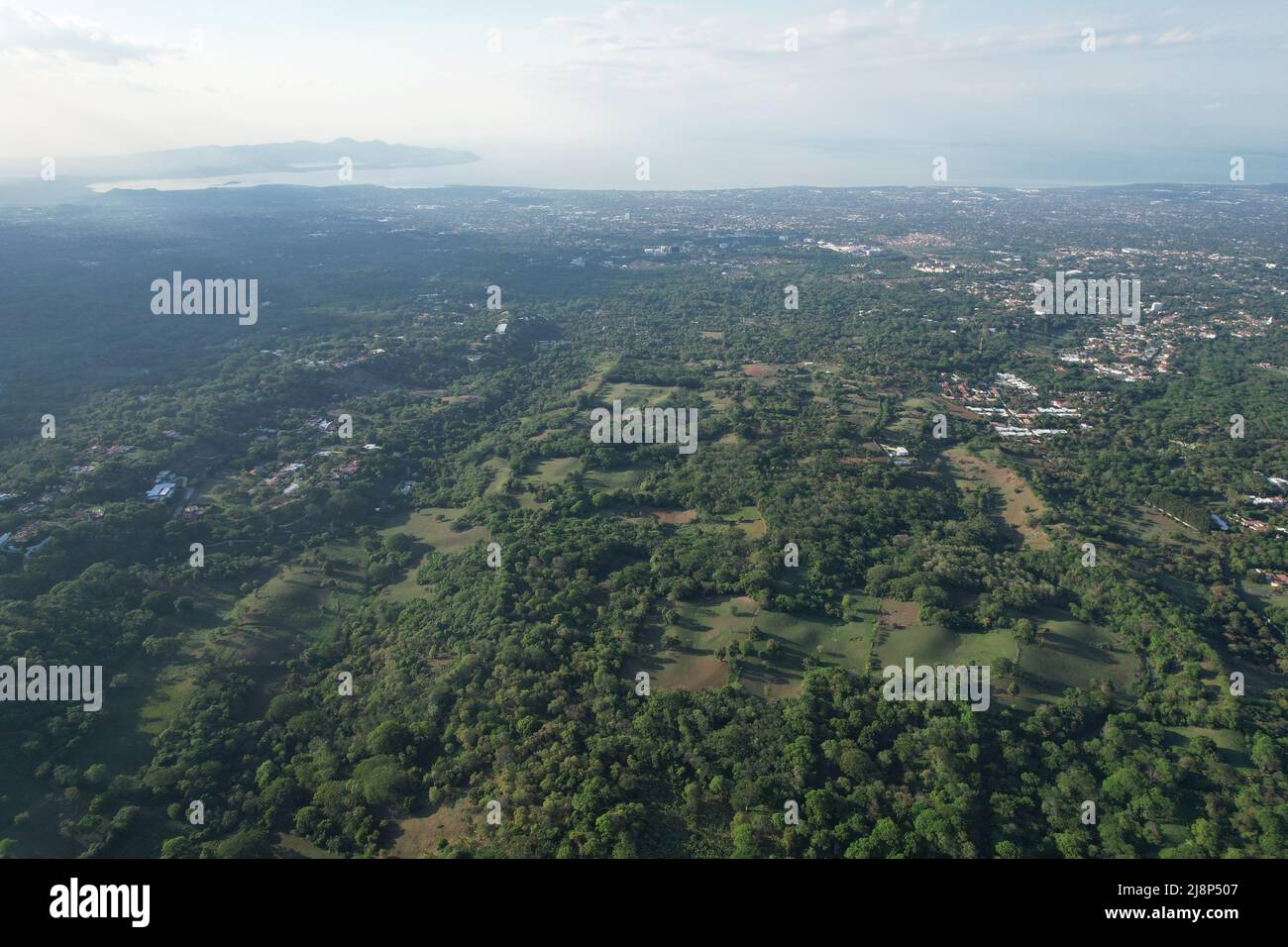 Grünes Tal in Managua Stadt Luftaufnahme an sonnigem Tag getan Stockfoto