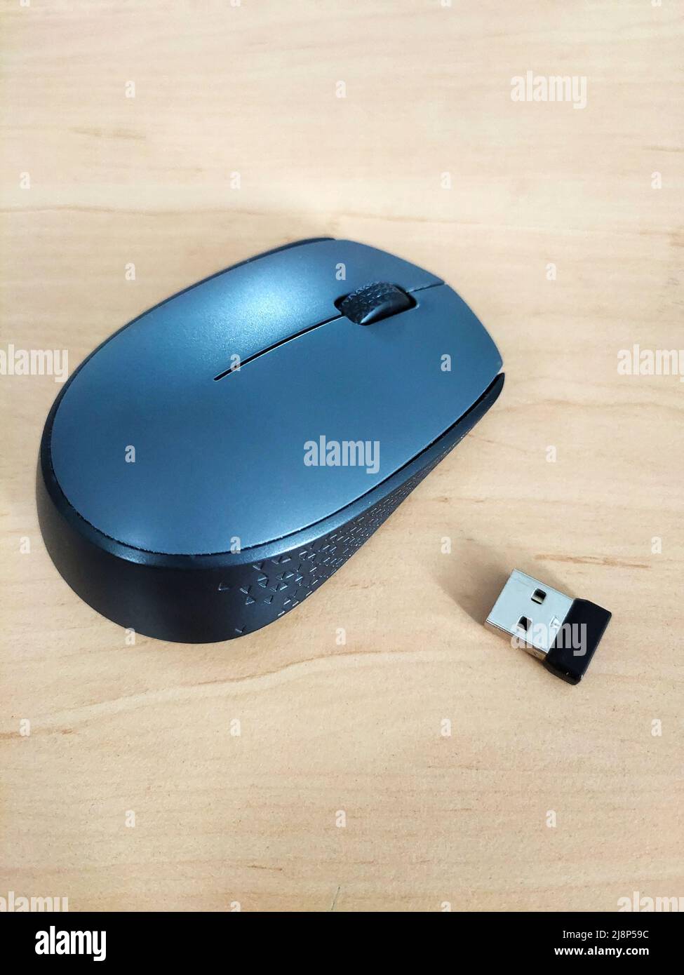 Kabellose Computermaus mit USB-Adapter auf einem Holzhintergrund. Blick von oben Stockfoto