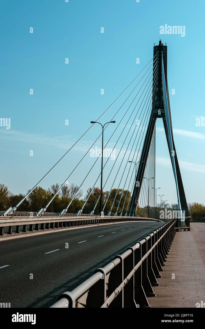 Warschau, Polen- 05.02.2022: Swietokrzyski-Brücke über die Weichsel. Stockfoto