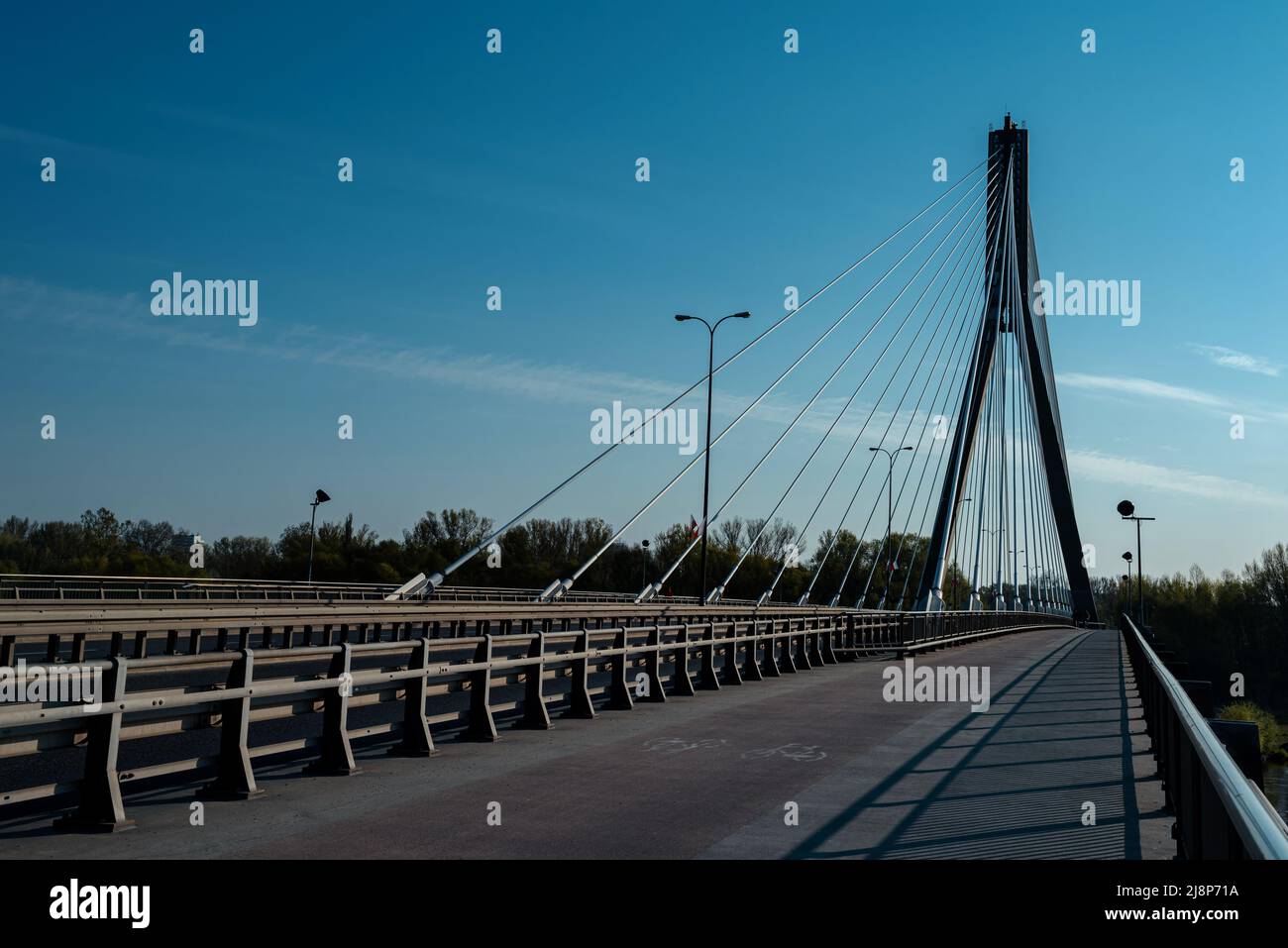 Warschau, Polen- 05.02.2022: Swietokrzyski-Brücke über die Weichsel. Fahrradstraße. Stockfoto