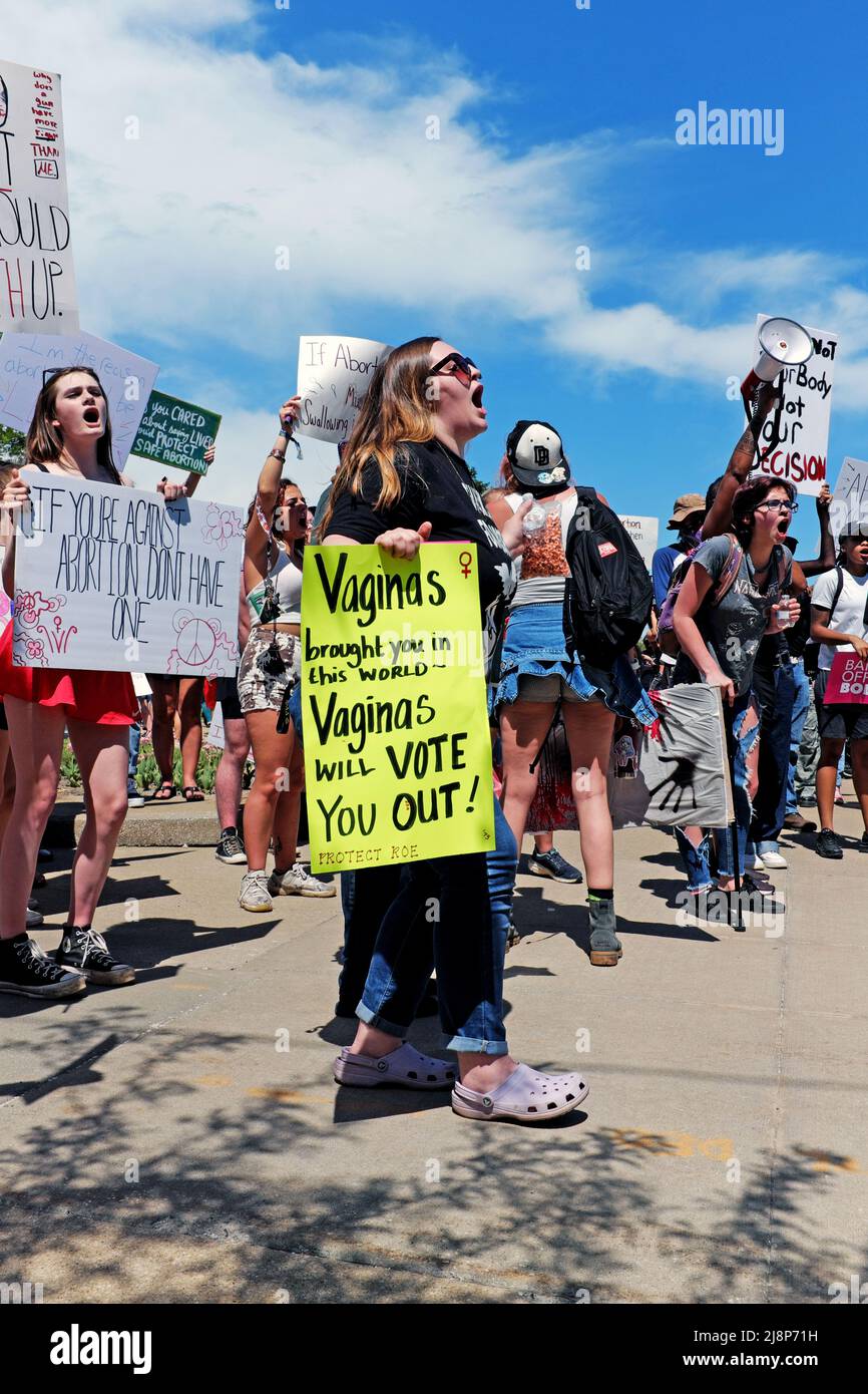 Frauen bringen ihren Zorn und ihre Frustration bei einer Rallye in Cleveland, Ohio, zum Ausdruck, bei der sie gegen den möglichen Sturz von Roe gegen Wade am 14. Mai 2022 protestieren. Stockfoto