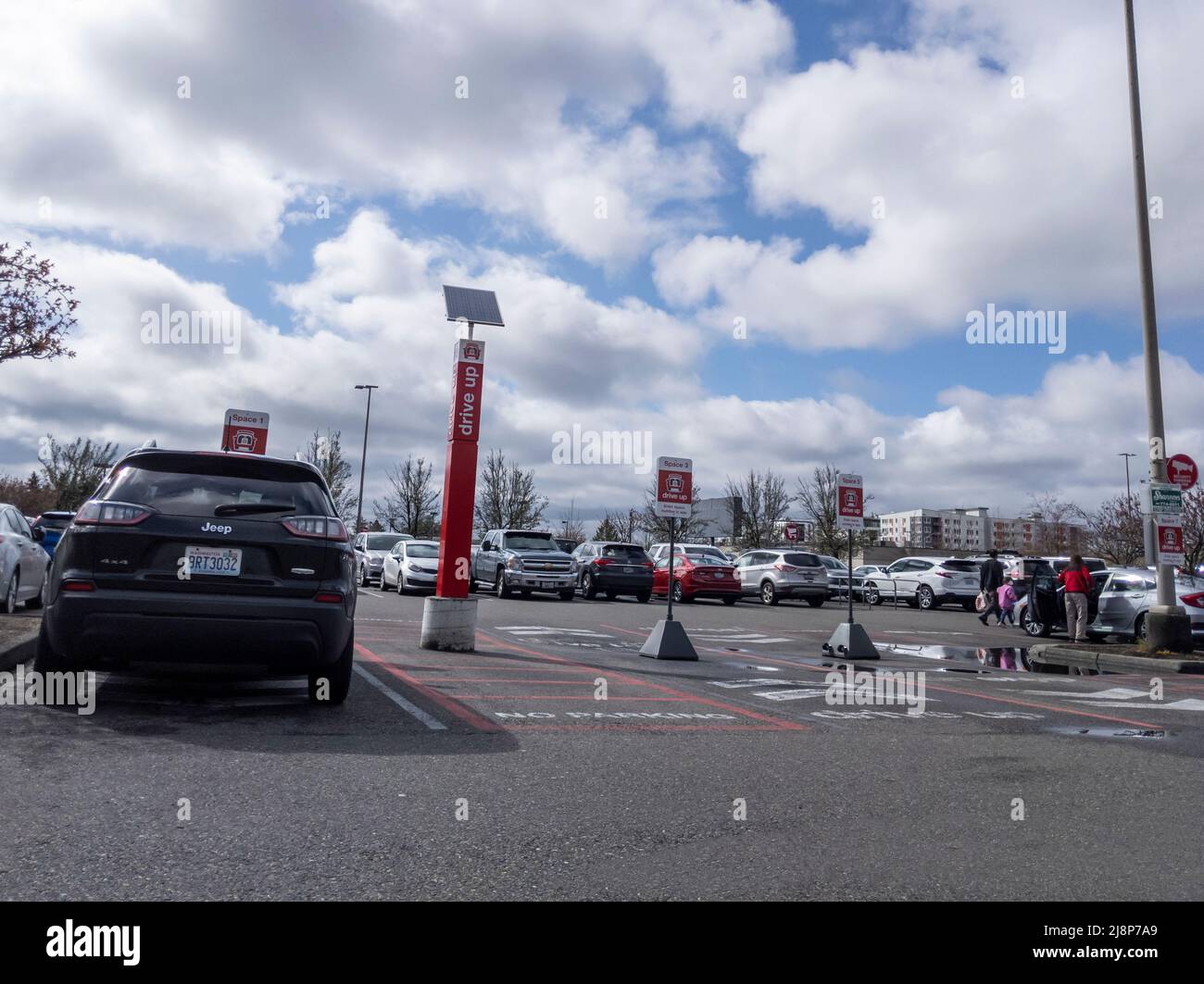 Lynnwood, WA USA - ca. März 2022: Abgewinkelte Ansicht des Parkplatzes für Online-Bestellungen in einem Target-Einzelhandel und Lebensmittelgeschäft Stockfoto