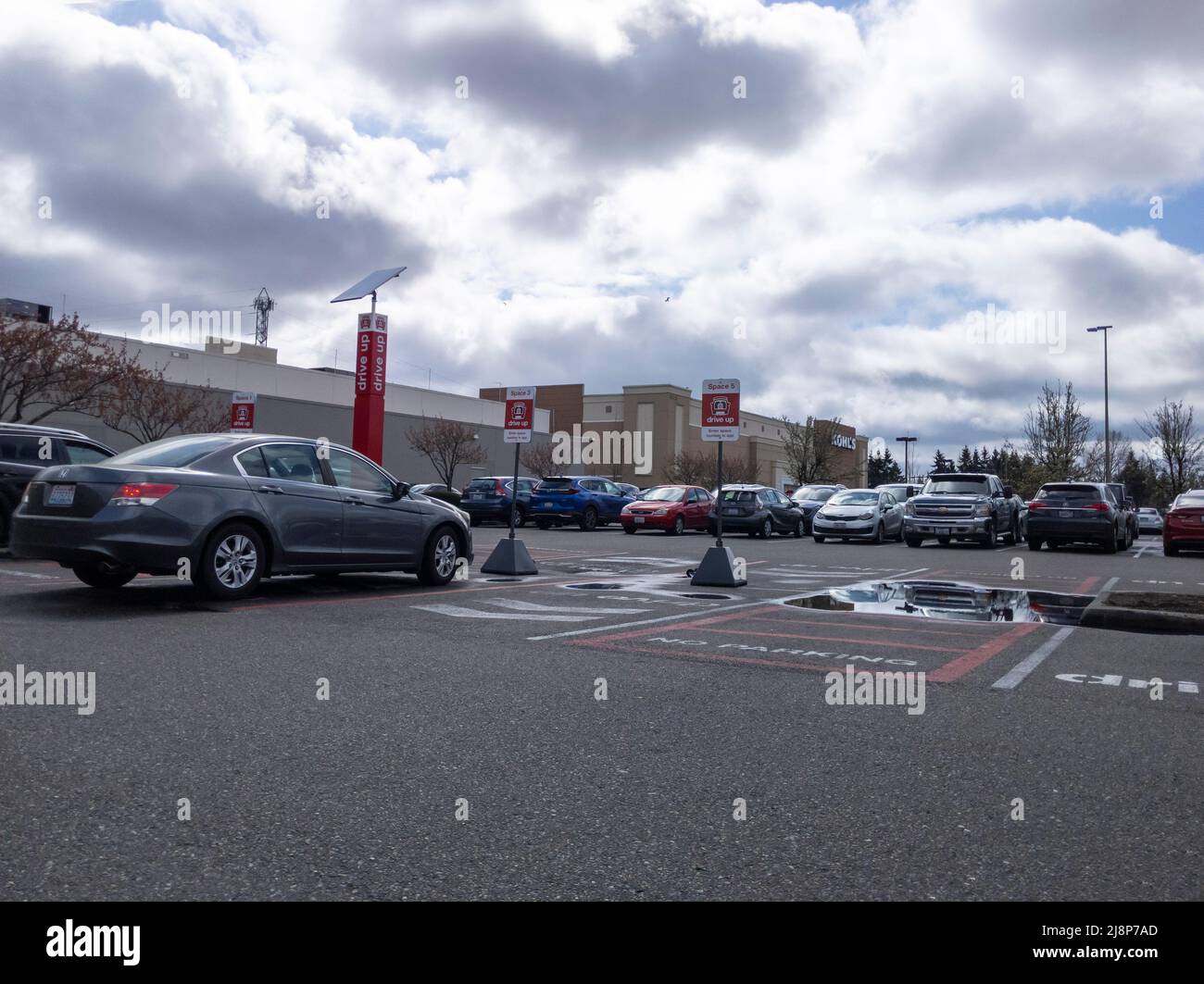 Lynnwood, WA USA - ca. März 2022: Abgewinkelte Ansicht des Parkplatzes für Online-Bestellungen in einem Target-Einzelhandel und Lebensmittelgeschäft Stockfoto