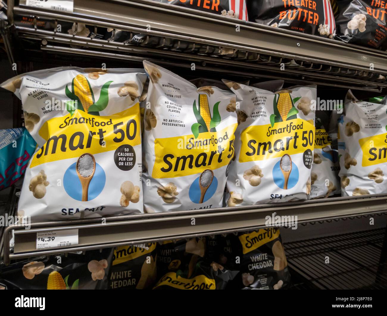 Mill Creek, WA USA - ca. Mai 2022: Schräge Ansicht von Popcorn der Marke Smartfood zum Verkauf im Chipgang eines Town and Country-Lebensmittelladens. Stockfoto