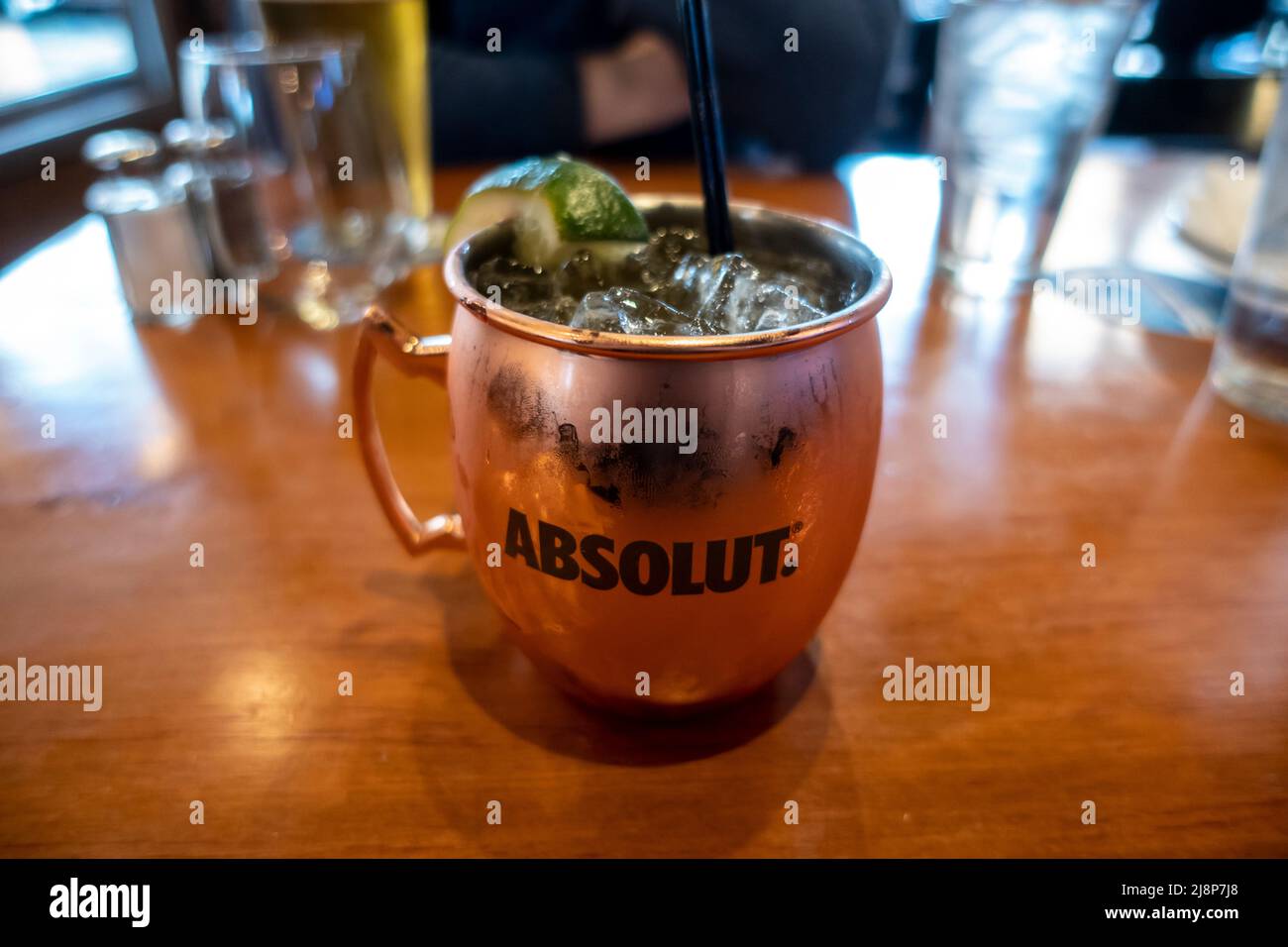 Seattle, WA USA - ca. Mai 2022: Selektiver Fokus auf ein Moscow Mule Alkoholgetränk in einem Kupferbecher auf einem Tisch in einem Restaurant Stockfoto