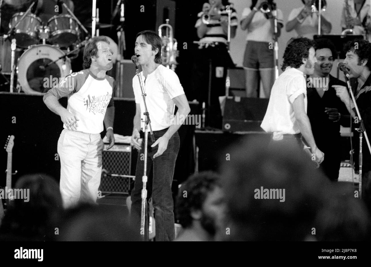 Jackson Browne beim No Nukes Concert, Bruce Springsteen im Hintergrund, HOolllywood Bowl, 1981 Stockfoto