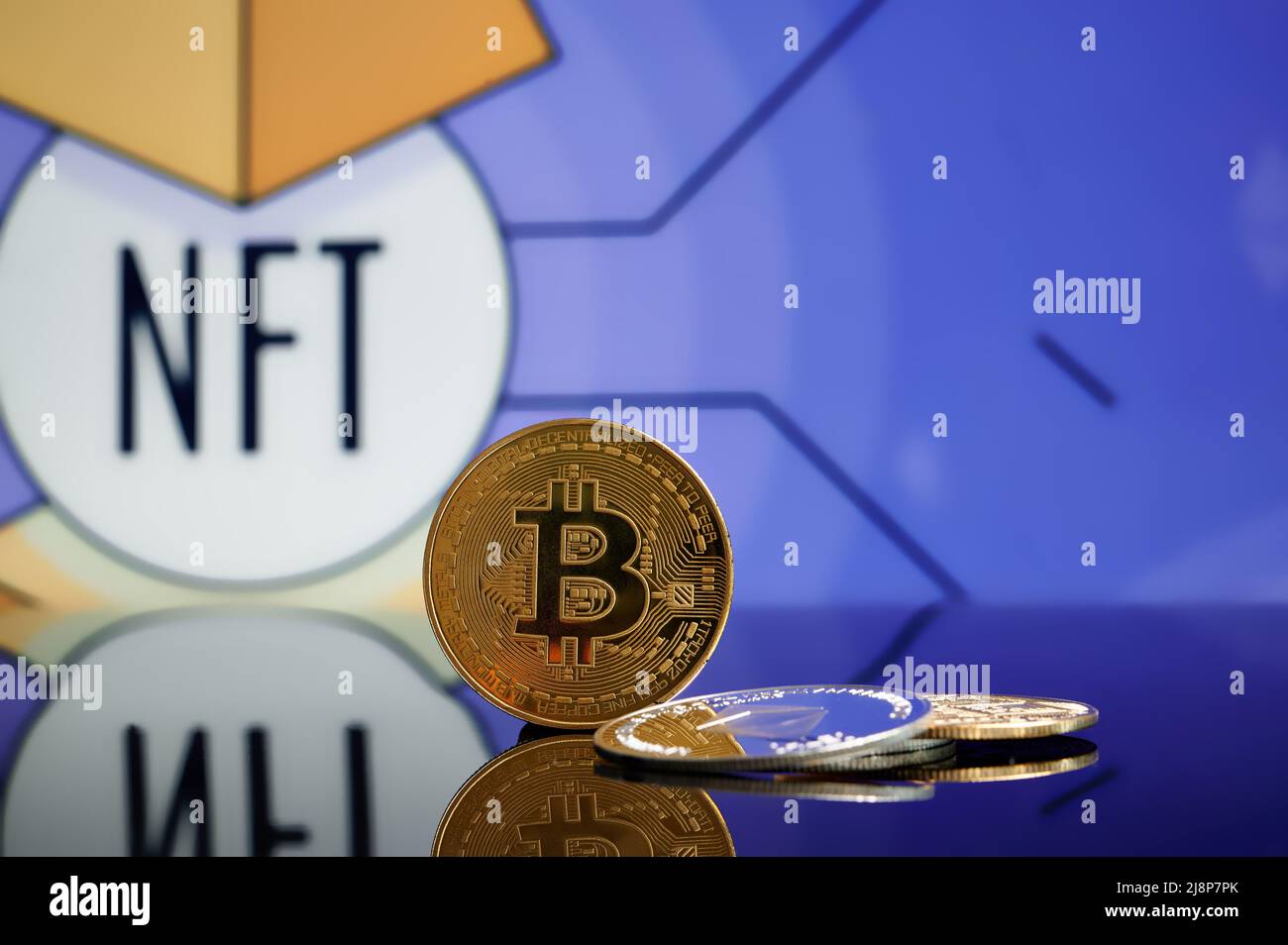 NFT Bitcoin Ethereum Kryptowährung Münzen auf Stack Token Krypto Währung Blockchain. Cryptoart-Konzept Stockfoto