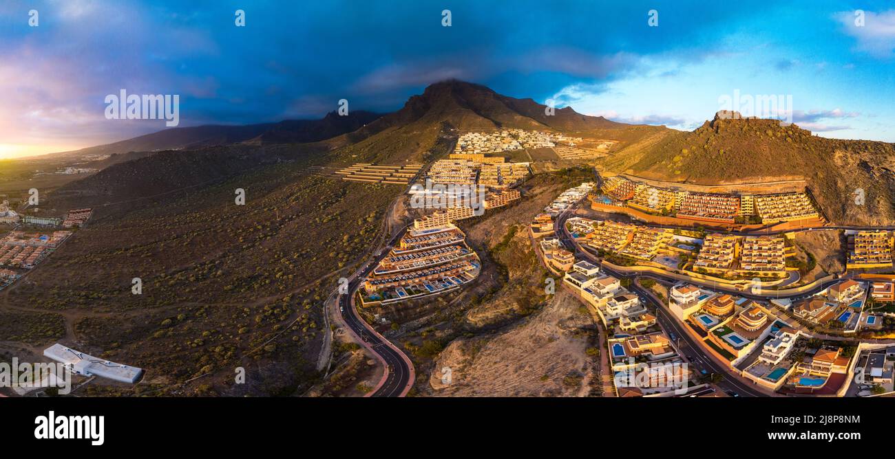Luftdrohnenansicht mit Las Americas Strand an der Costa Adeje, Teneriffa, Kanarische Inseln Stockfoto