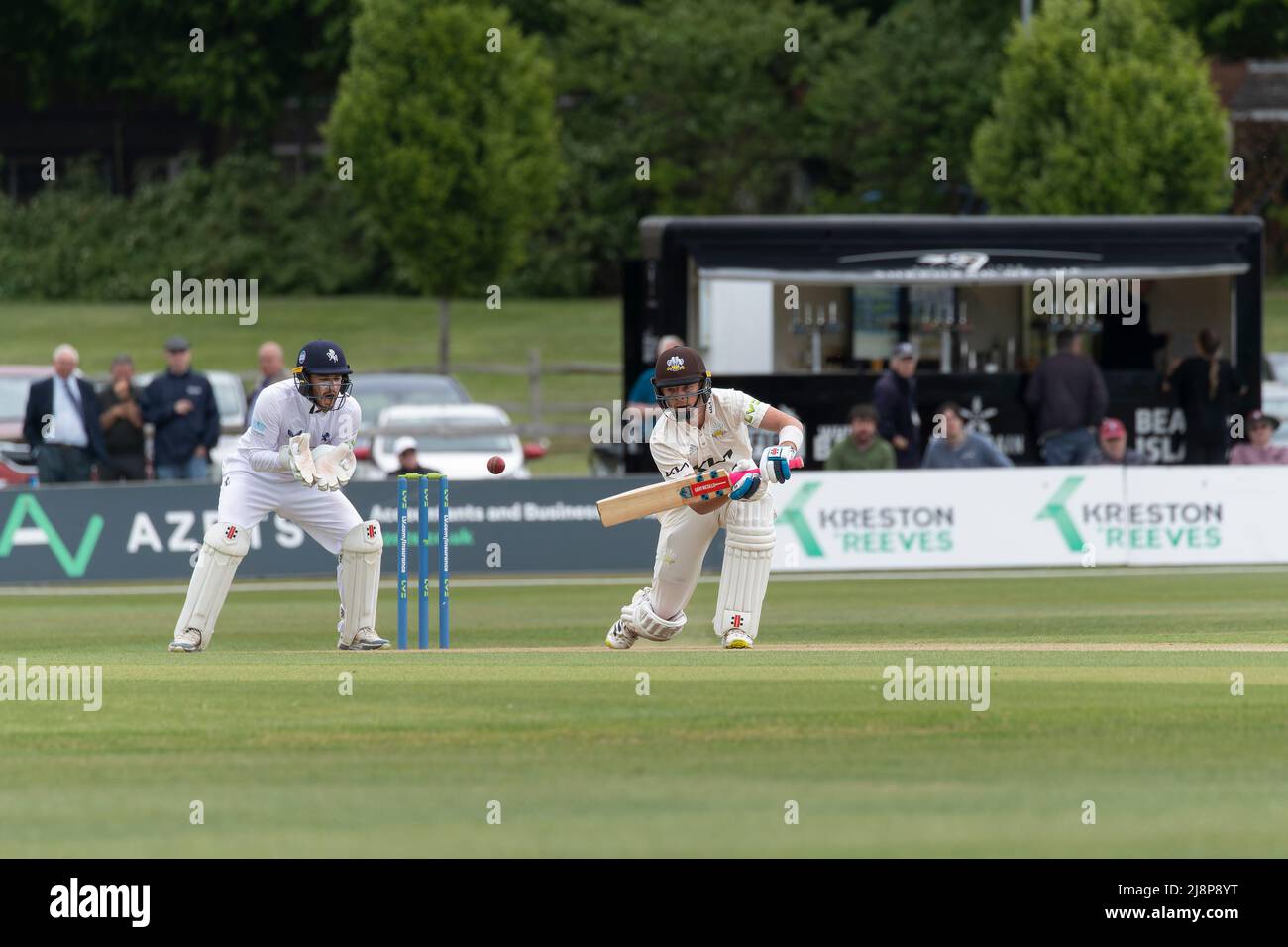 Ben Foakes von Surrey schlagt mit Ollie Robinson von Kent als Wicket Keeper Stockfoto