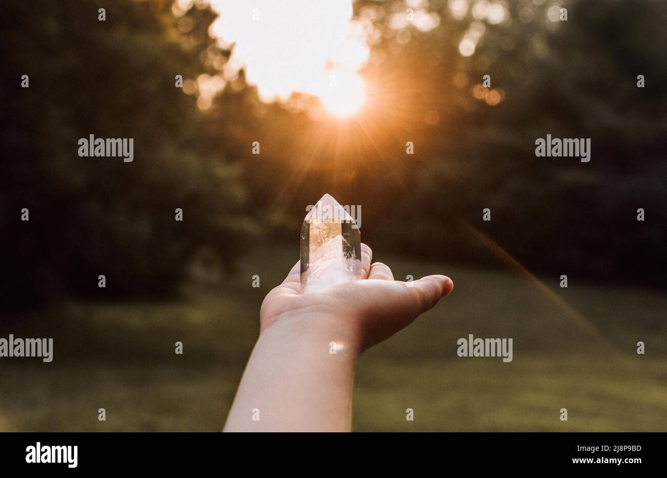 Halten Clear Quartz Kristallspitze in goldenen Licht magische Edelsteine Stockfoto