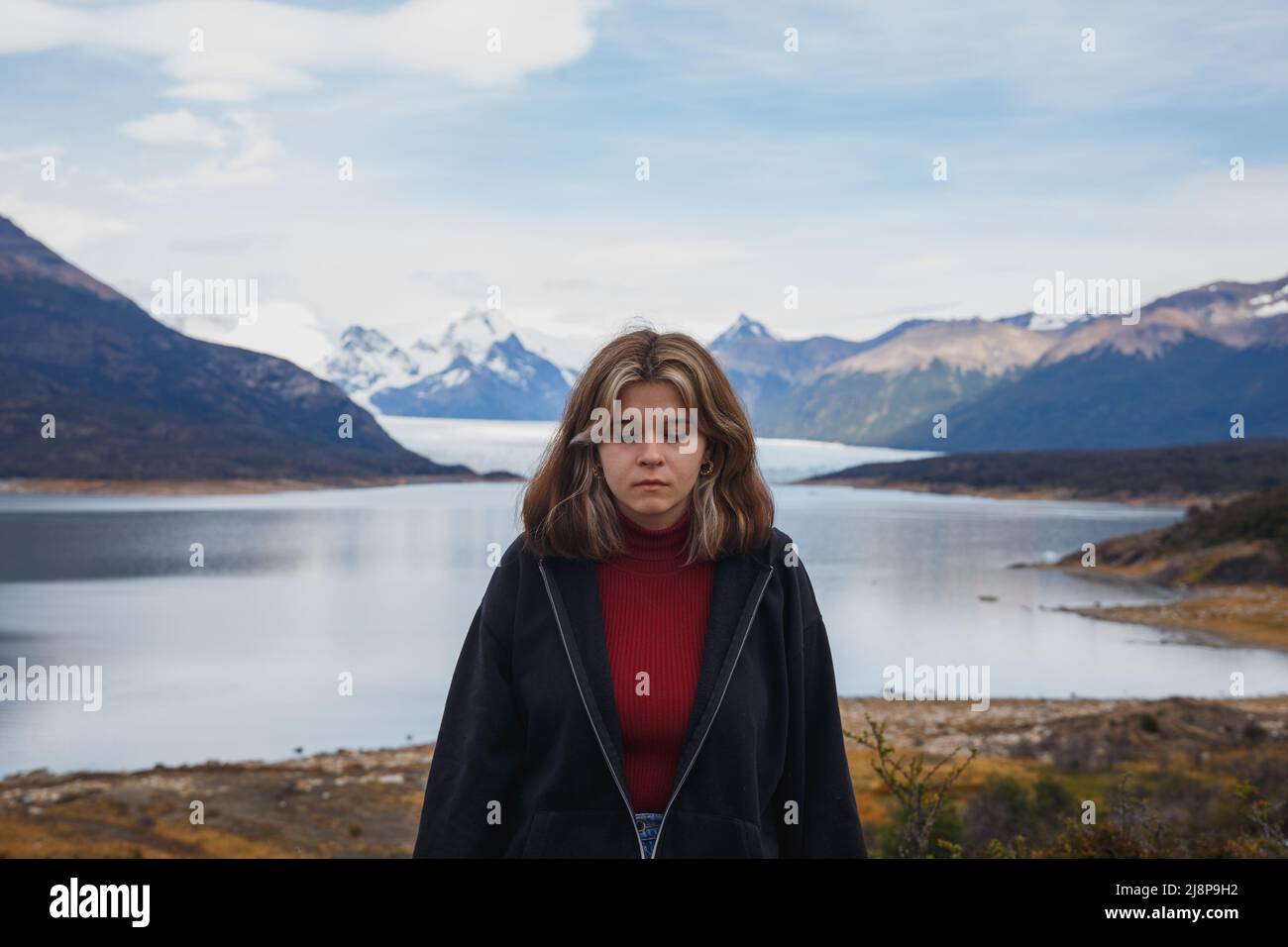 Porträt eines Mädchens mit geschlossenen Augen und Blick auf den argentinischen See Stockfoto