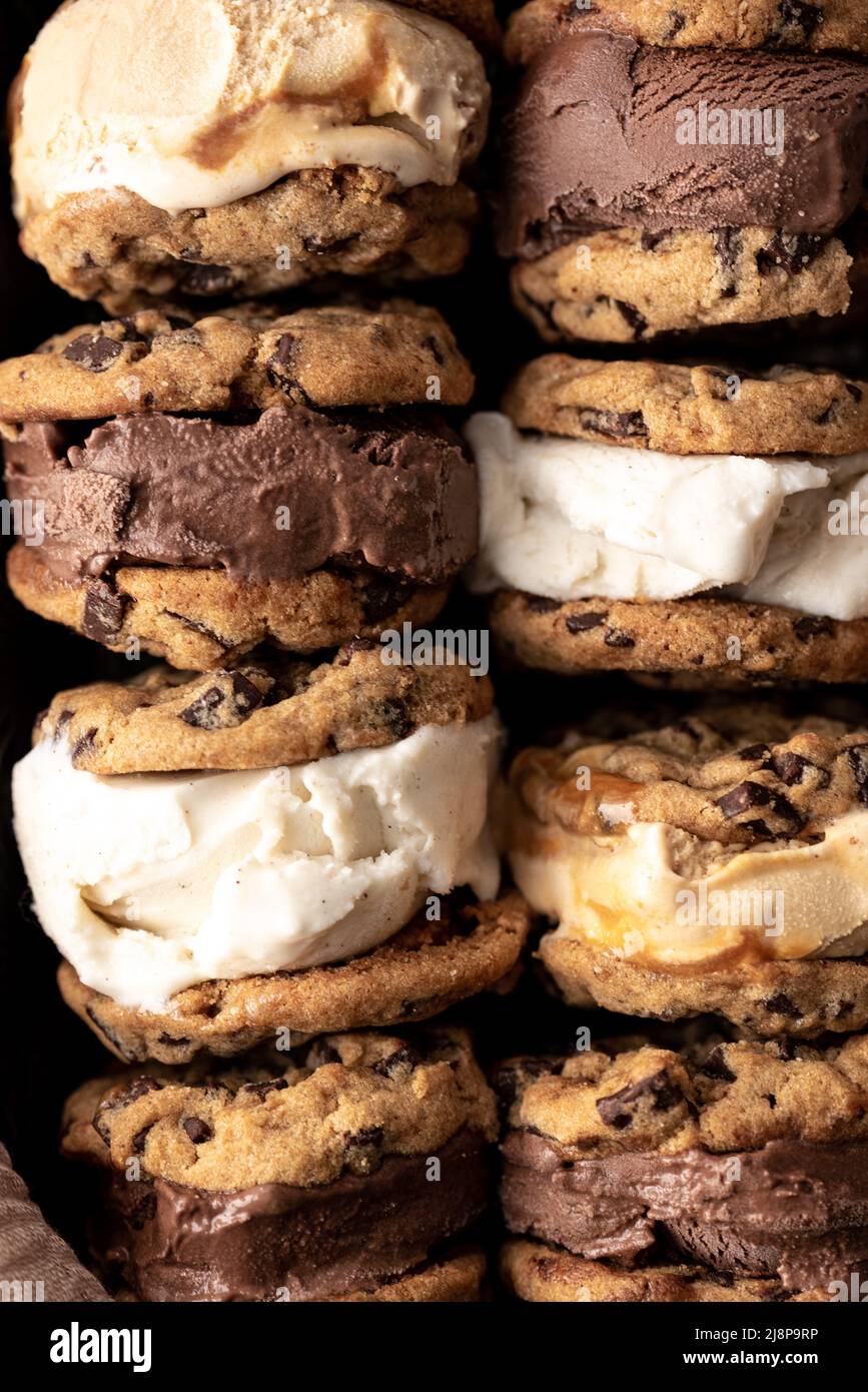 Nahaufnahme von Schokoladen-, Vanille- und Karamell-Eiskekse-Sandwiches Stockfoto