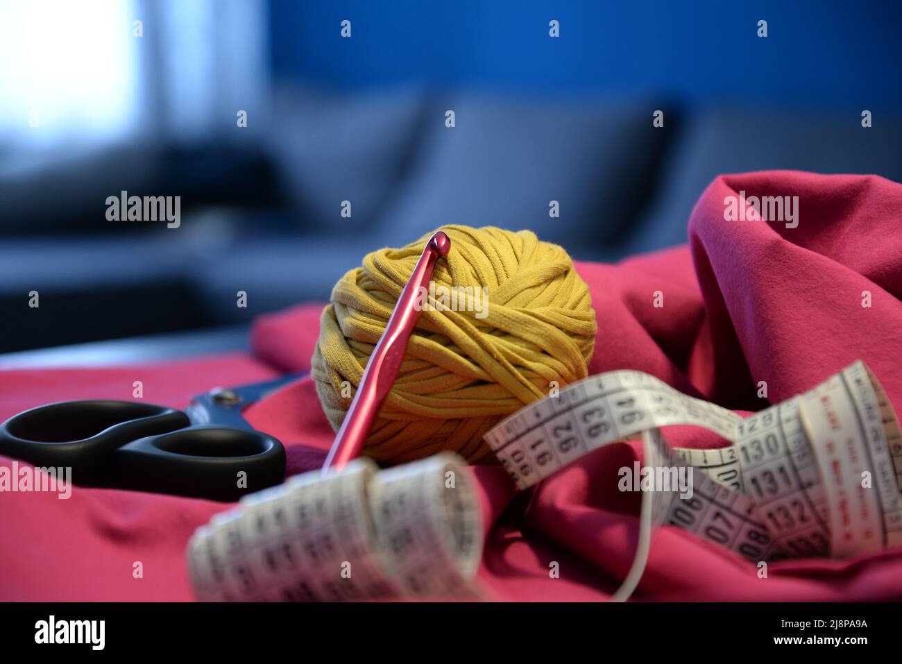 Nähausrüstung. Schere, Garnknäuel genäht, Band und Häkeln. Hochwertige Fotos Stockfoto