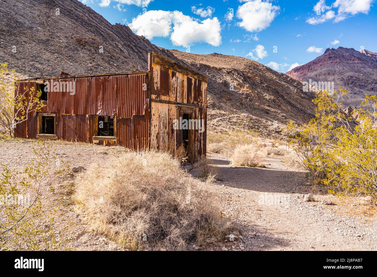 Verlassene Gebäude in der Geisterstadt Leadfield an der Titus Canyon Road im Death Valley National Park Stockfoto