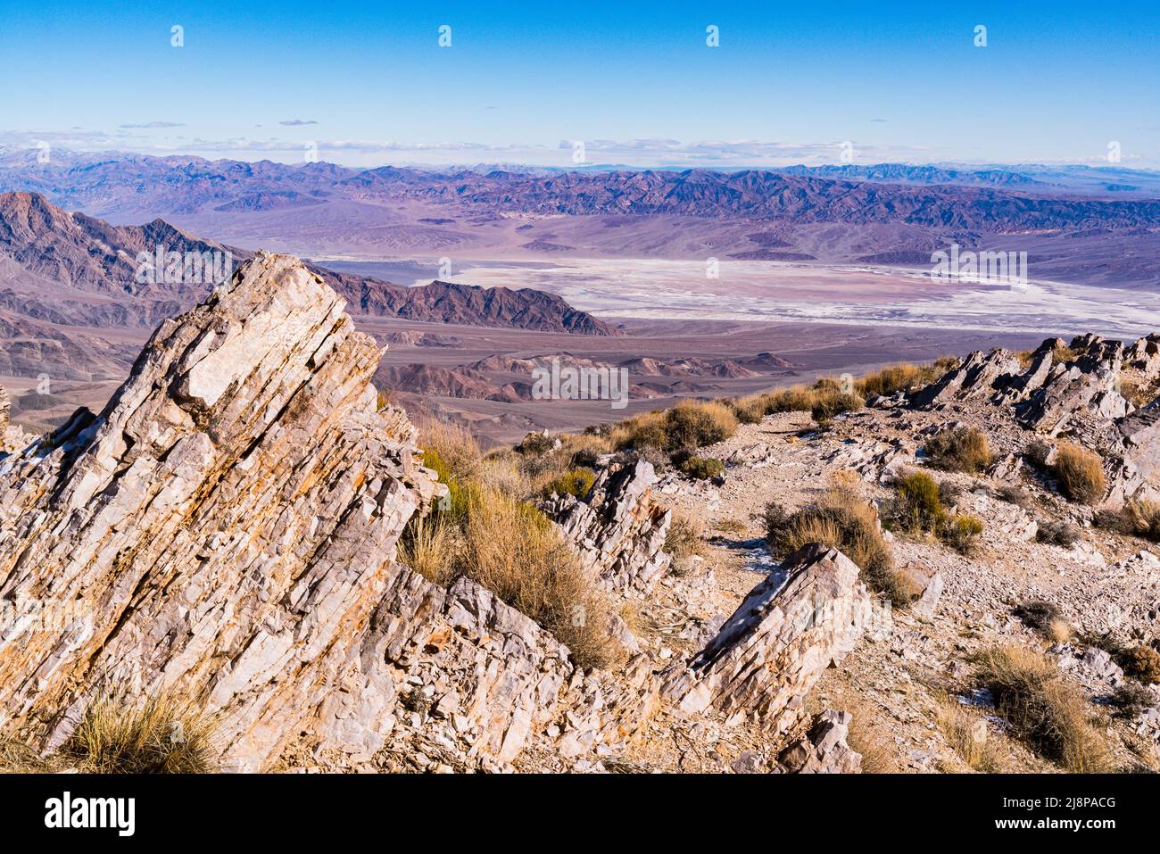 Schöner Blick auf das Badwater Basin vom Aguereberry Point im Death Valley National Park, Kalifornien Stockfoto
