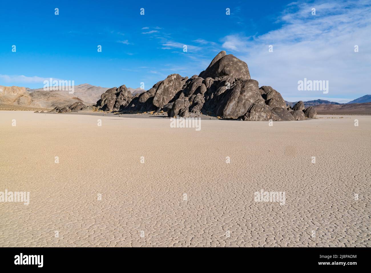 Felseninsel auf dem trockenen Seebett der Rennstrecke Playa im Death Valley Nationalpark Stockfoto