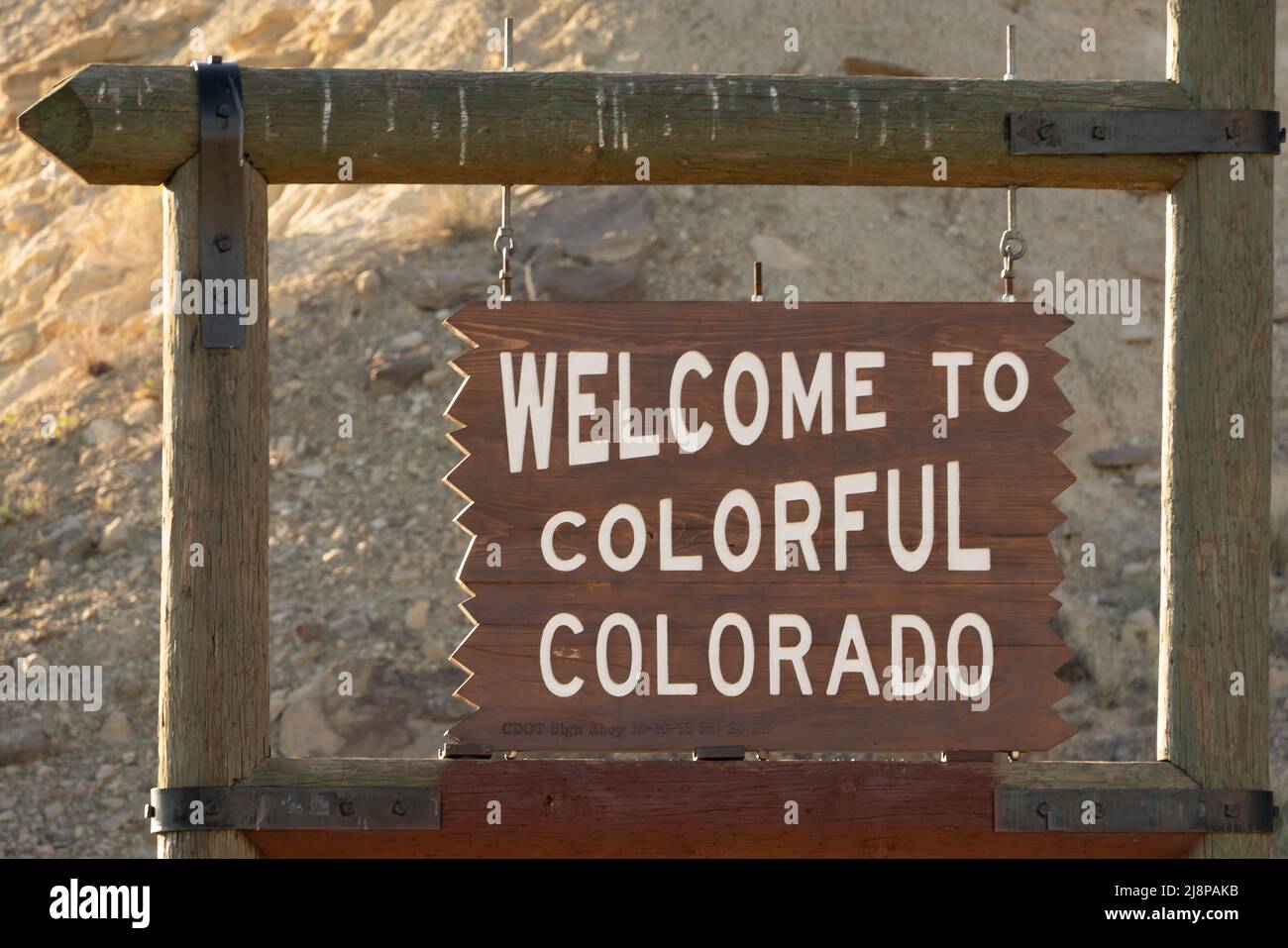 Montezuma Creek, UT - 10. Oktober 2021: Willkommen zum farbenfrohen Colorado-Schild entlang der Autobahn in der Nähe der südlichen Staatsgrenze von Colorado Stockfoto