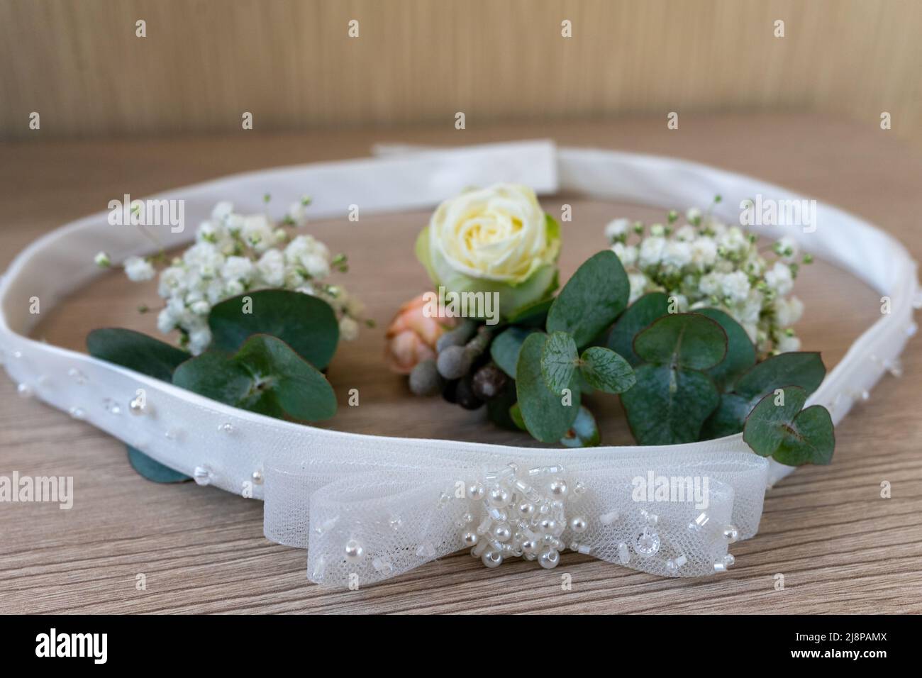 Braut Gürtel und Hochzeitsboutonniere liegen auf dem Tisch Stockfoto
