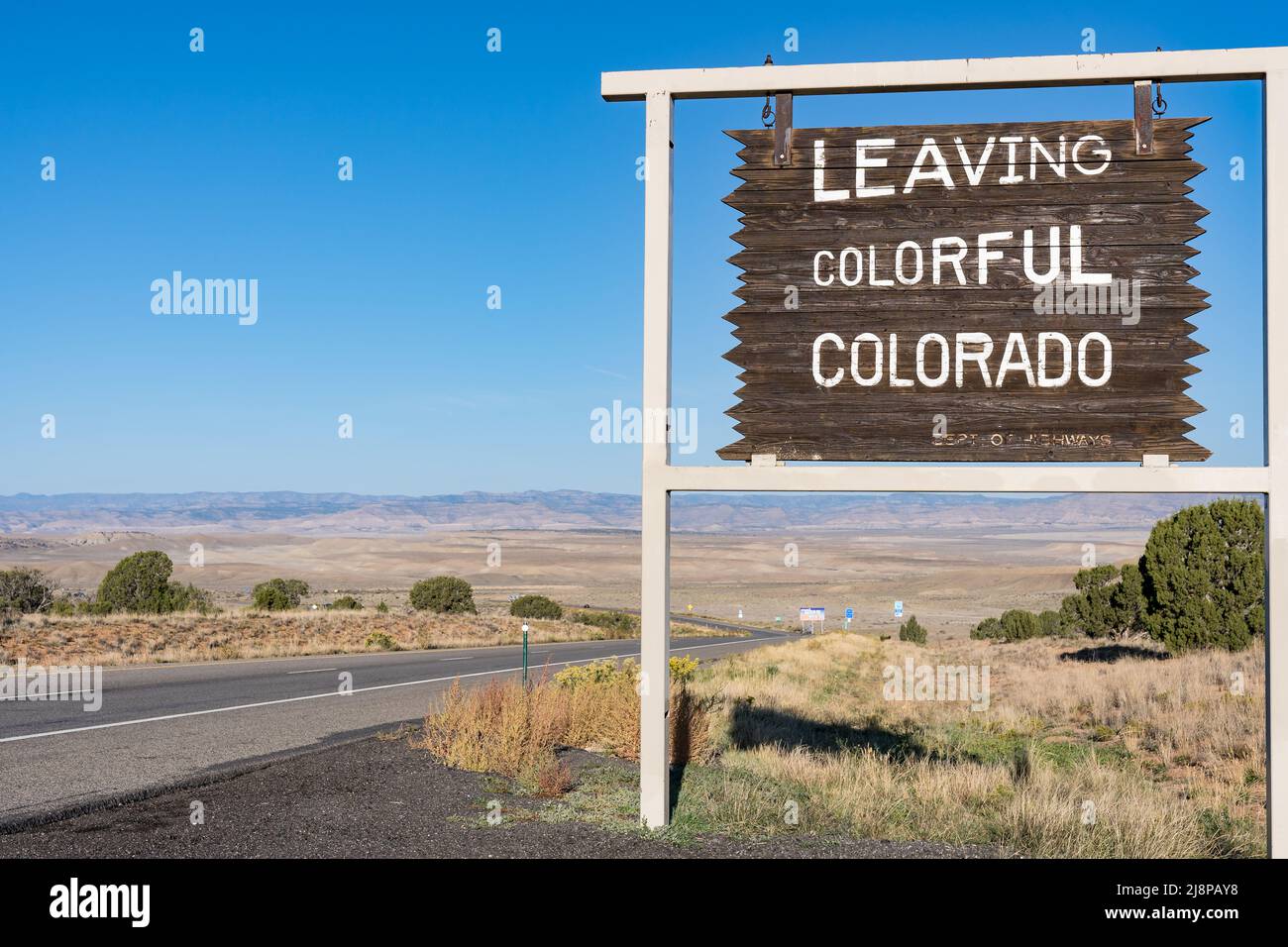 Verlassen Sie das farbenfrohe Colorado-Schild entlang der Autobahn an der Staatsgrenze Stockfoto
