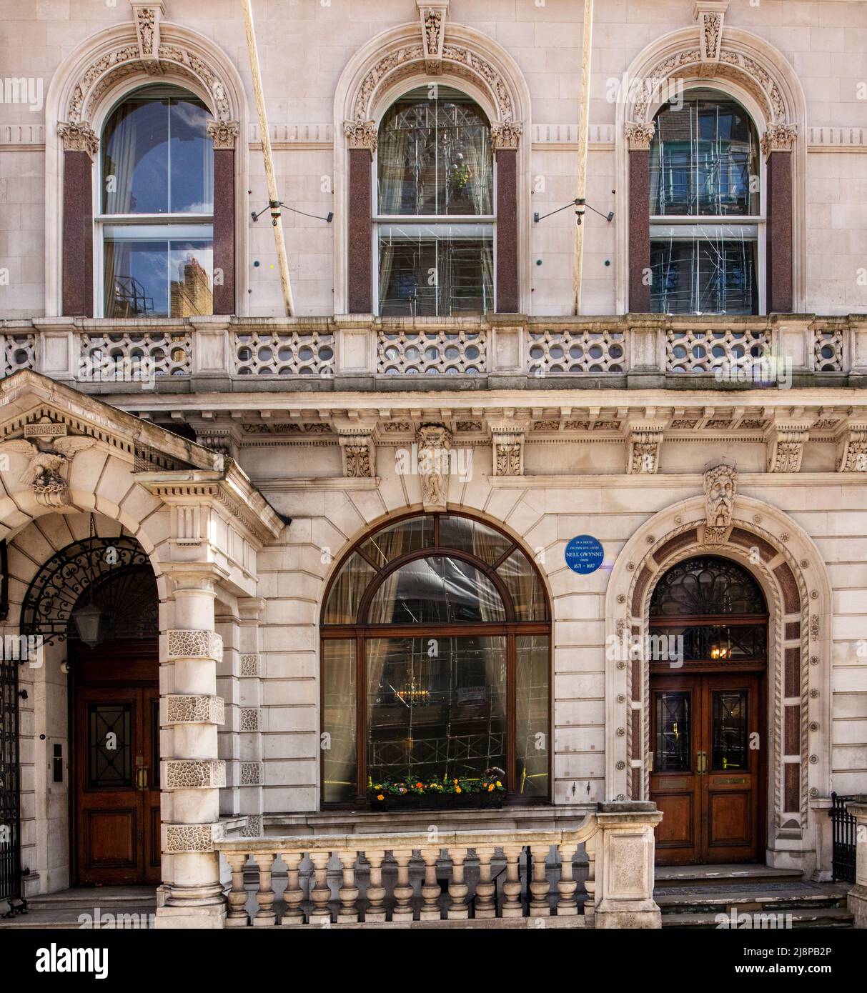 English Heritage Blaue Plakette für Eleanor 'Nell' Gwynne, Schauspielerin und Geliebte von Charles II, in der 80 Pall Mall, St. James, London Stockfoto