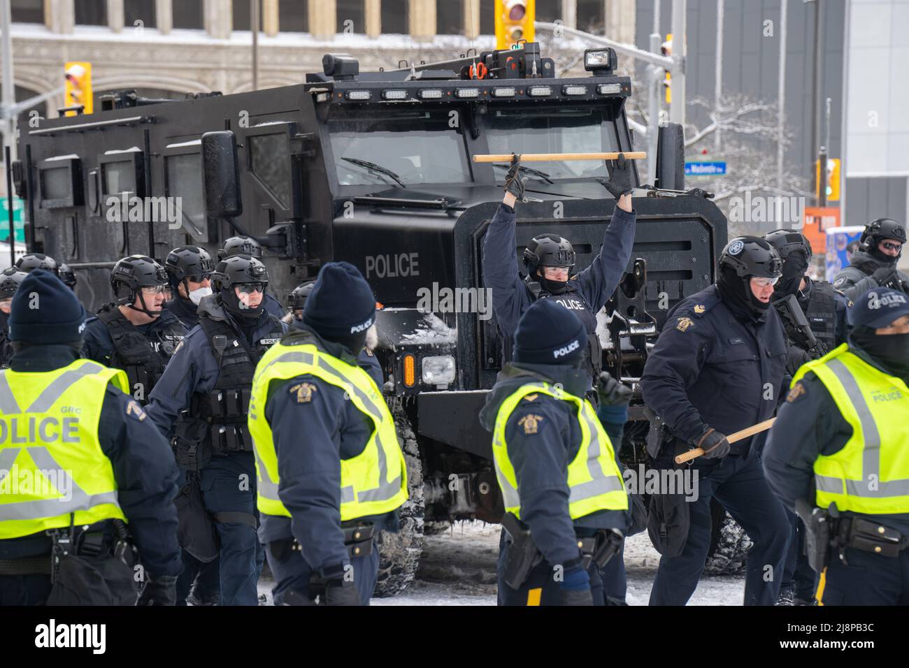 Ein Polizeibeamter hält am zweiten Tag, an dem der Protest des Konvois Freedom in Ottawa, Kanada, ausgeräumt wurde, einen Stab vor Chateau Laurier. Stockfoto