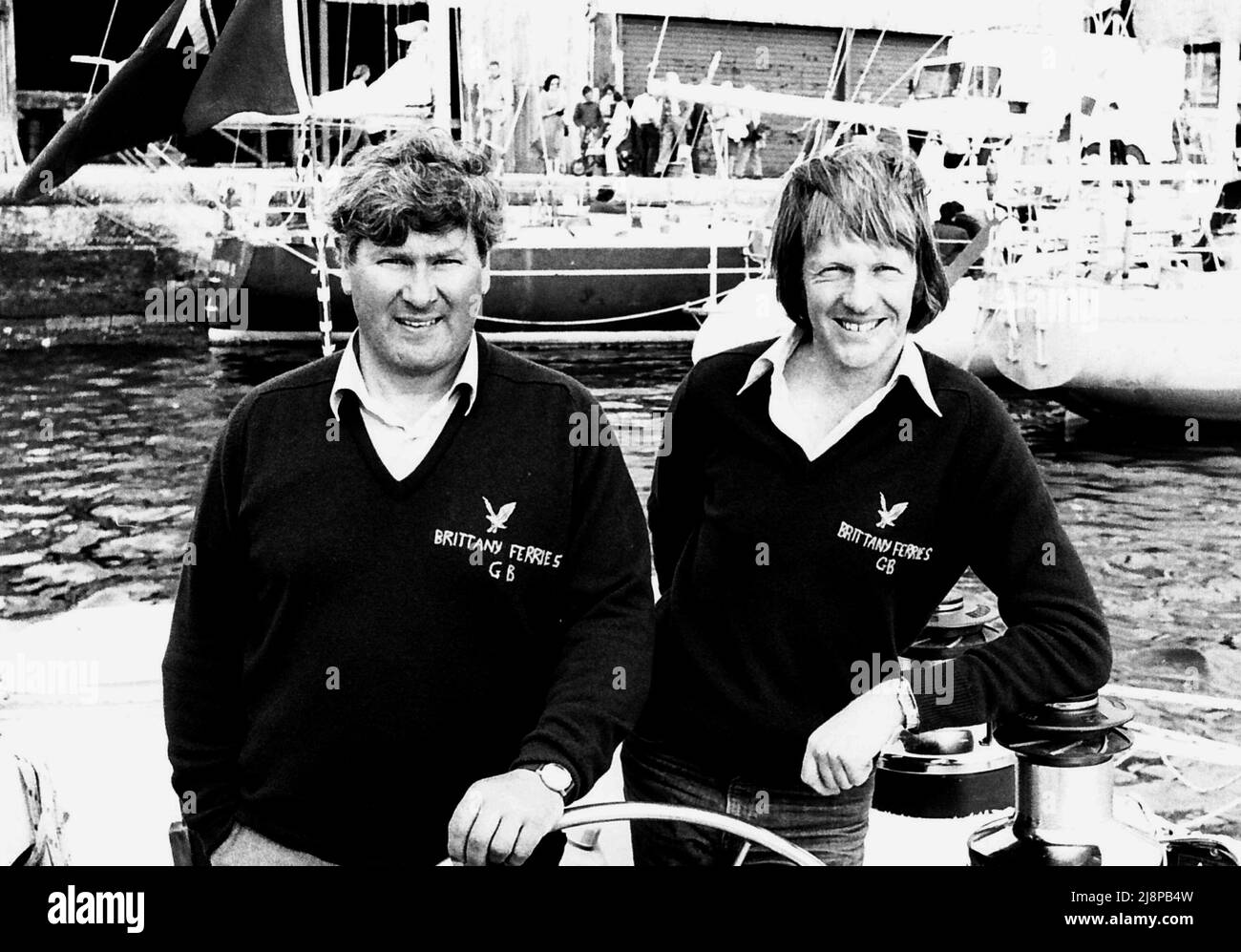 AJAXNETPHOTO. 6TH. JUNI 1981. PLYMOUTH, ENGLAND - DIE ERSTEN 2 ÜBERGABEN TRANSAT - (L-R) CHAY BLYTH UND ROBERT JAMES (GBR), SKIPPER UND CREW DER TRIMARAN BRITTANY FERRIES GB VOR DEM START DES RENNENS. FOTO: JONATHAN EASTLAND / AJAX REF:81060 Stockfoto